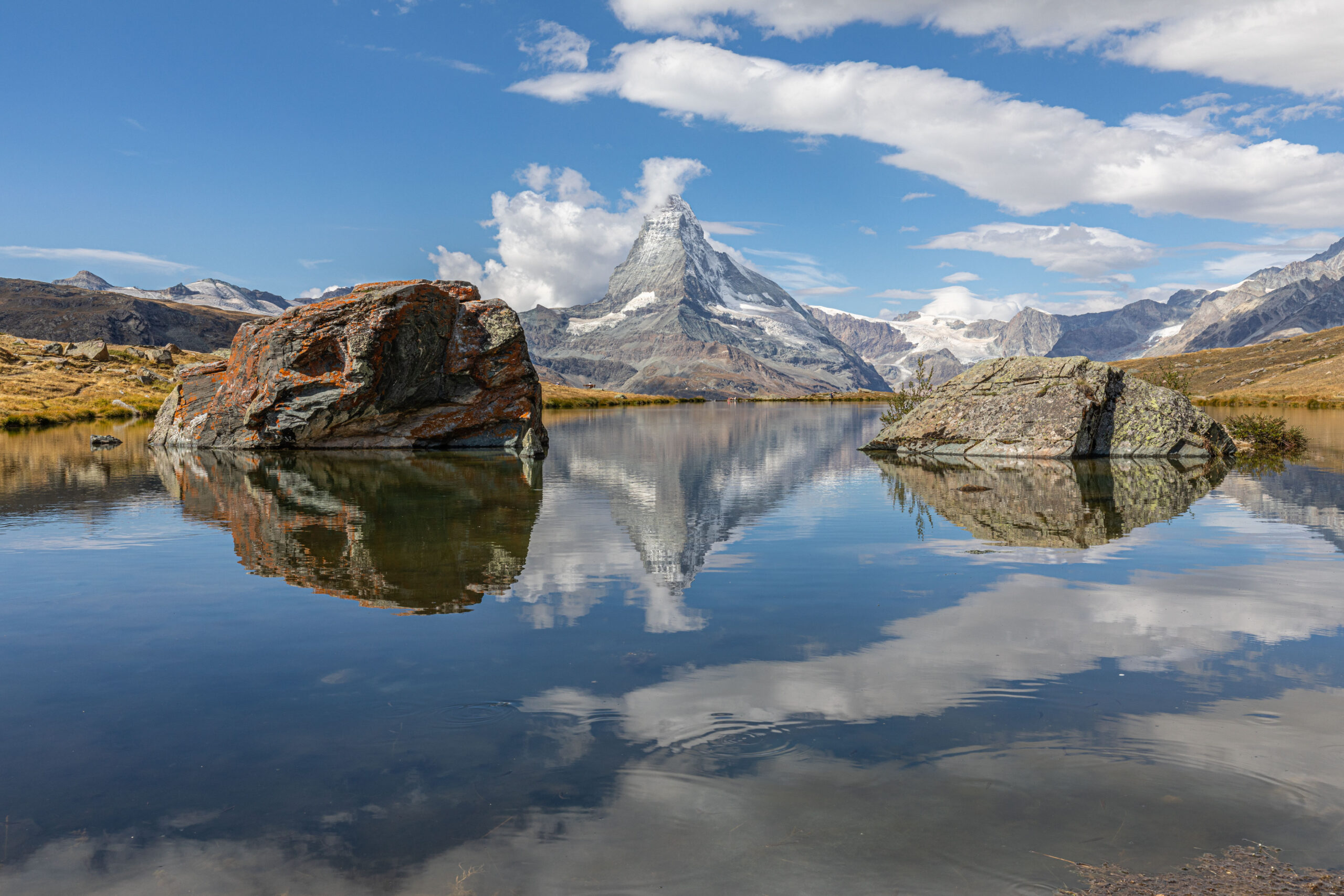 Stellisee bei Zermatt mit Blick zum Matterhorn. Matterhorn Spiegelung im Stellisee. Schweizer Wahrzeichen. Landschaft