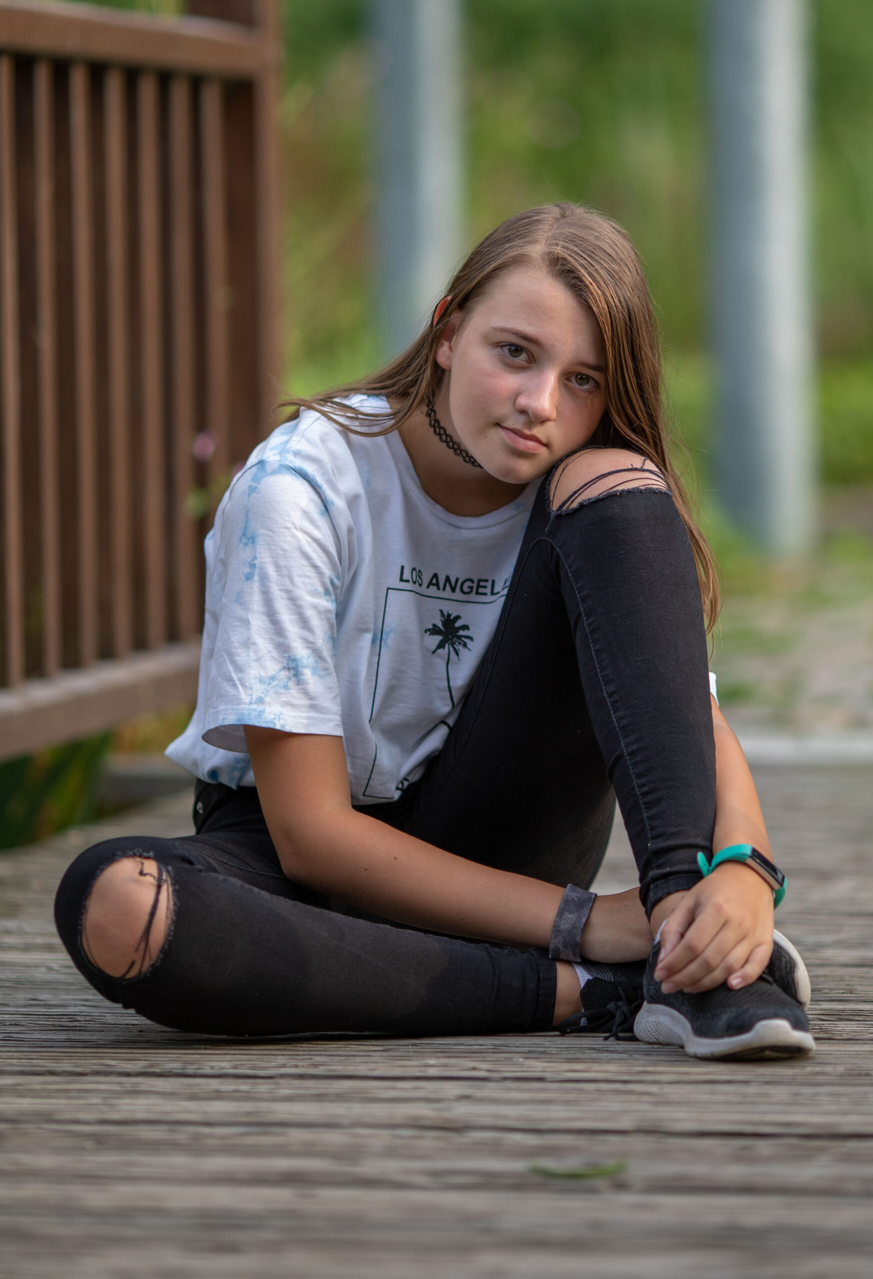 Mädchen sitzt auf Holzbrücke, Portraitfotografie, Portraits im Erzgebirge, Fotoshooting Erzgebirge, Fotoshooting in Thermalbad-Wiesenbad,Outdoorportrait, Portraitshooting Annaberg-Buchholz und Umgebung