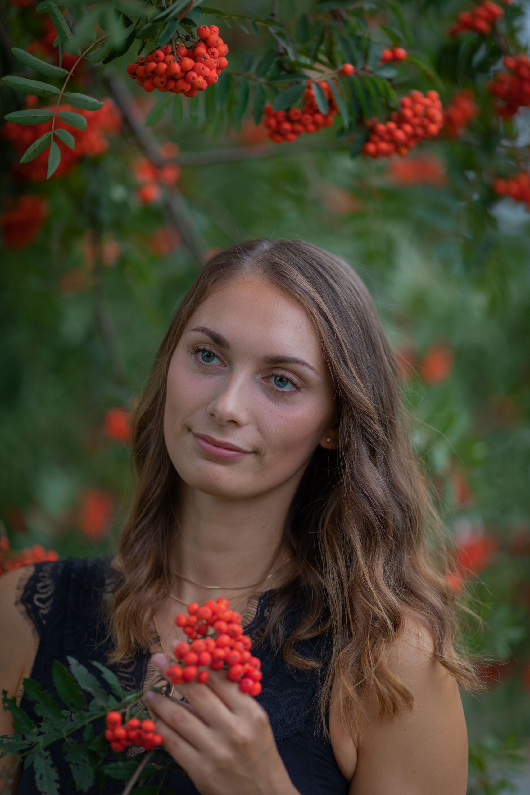 Frau mit Vogelbeerbaum, Portraitfotografie, Portraits im Erzgebirge, Fotoshooting Erzgebirge, Fotoshooting in Thermalbad-Wiesenbad, Portraitshooting Annaberg-Buchholz und Umgebung,Outdoorportrait