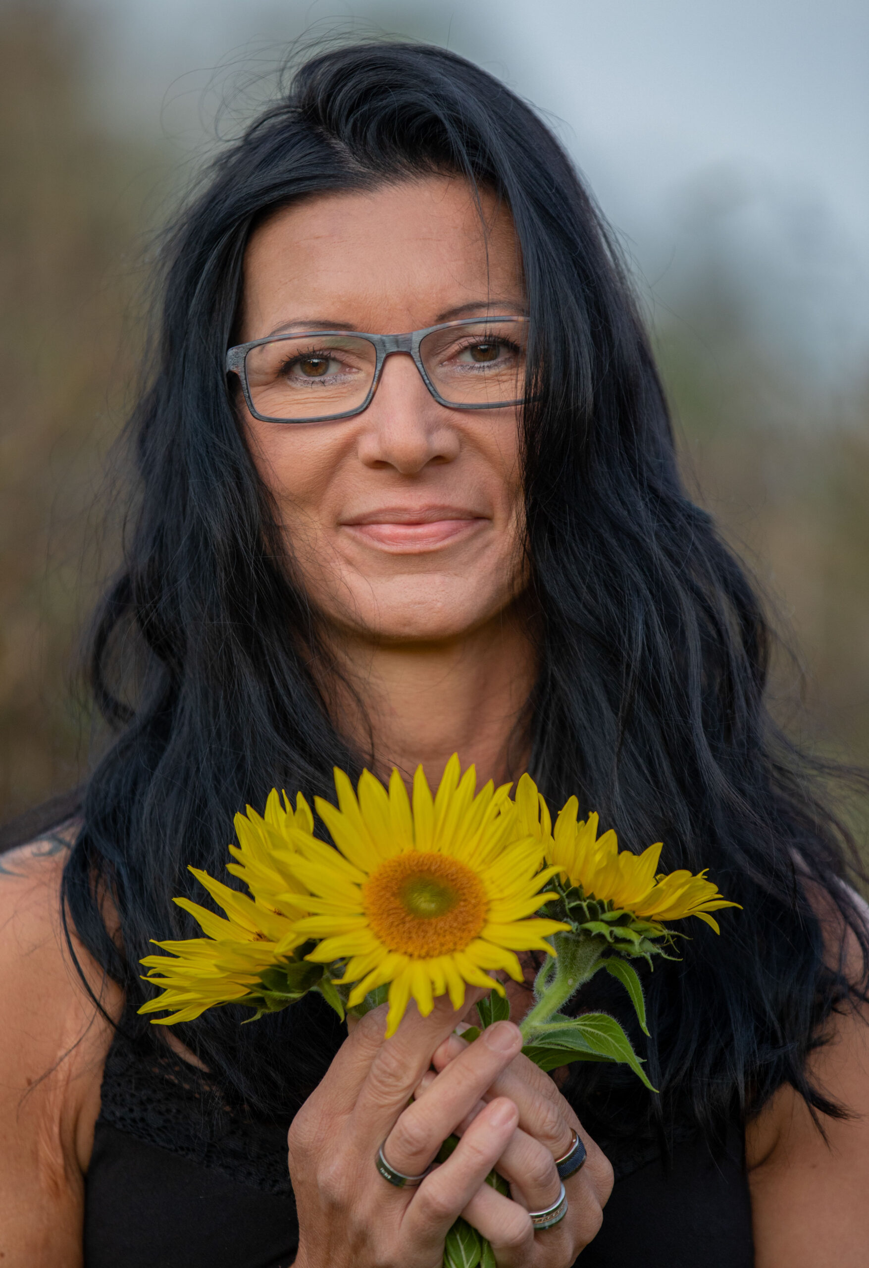 Portrait einer Frau mit Sonnenblumen, Portraitfotografie, Portraits im Erzgebirge, Fotoshooting Erzgebirge, Fotoshooting in Thermalbad-Wiesenbad, Portraitshooting Annaberg-Buchholz und Umgebung,Outdoorportrait