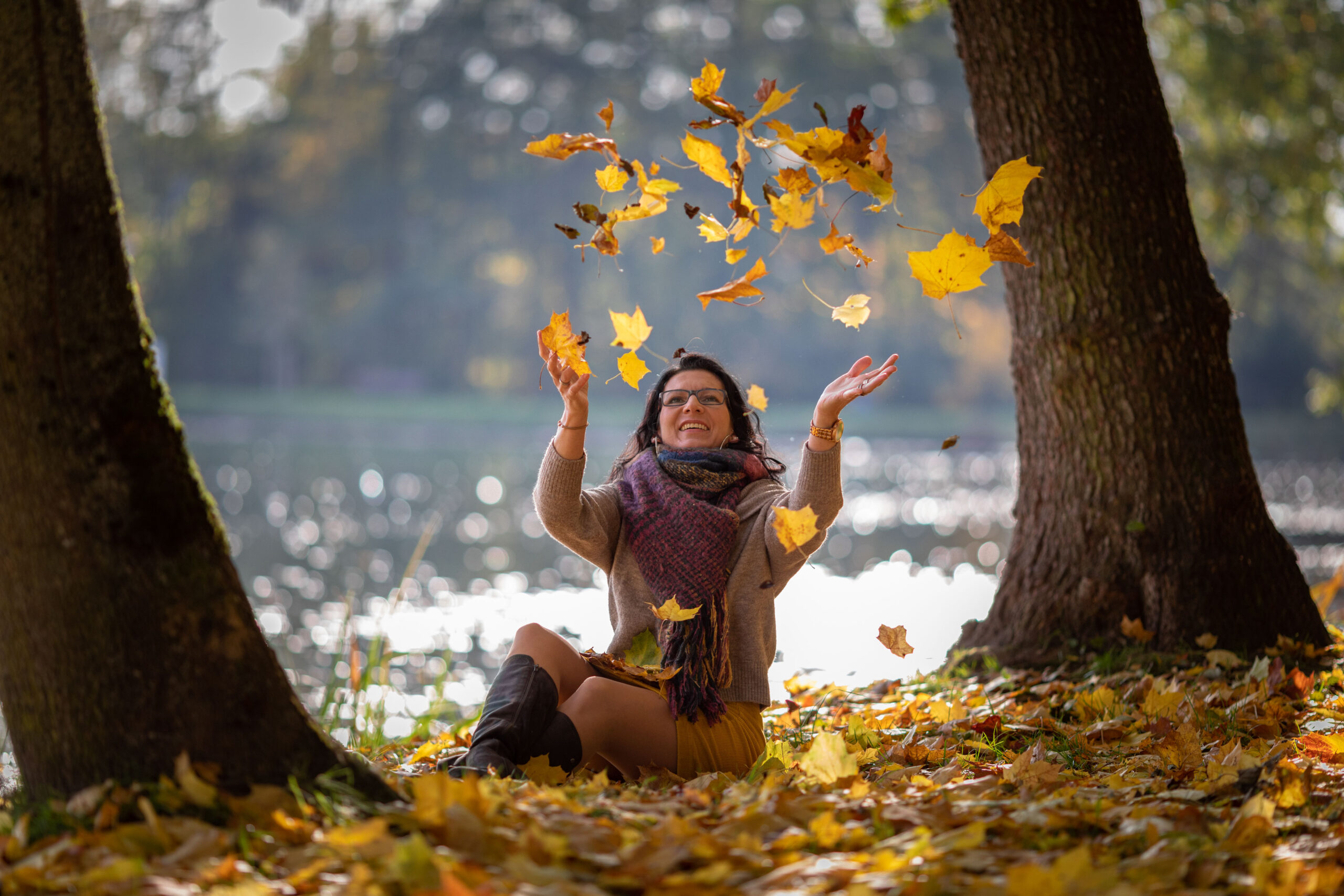 Frau spielt im Herbstlaub, Portraitfotografie, Portraitfotografie im Erzgebirge, Fotoshooting Erzgebirge, Fotoshooting in Thermalbad-Wiesenbad, Portraitshooting Annaberg-Buchholz und Umgebung,Outdoorportrait