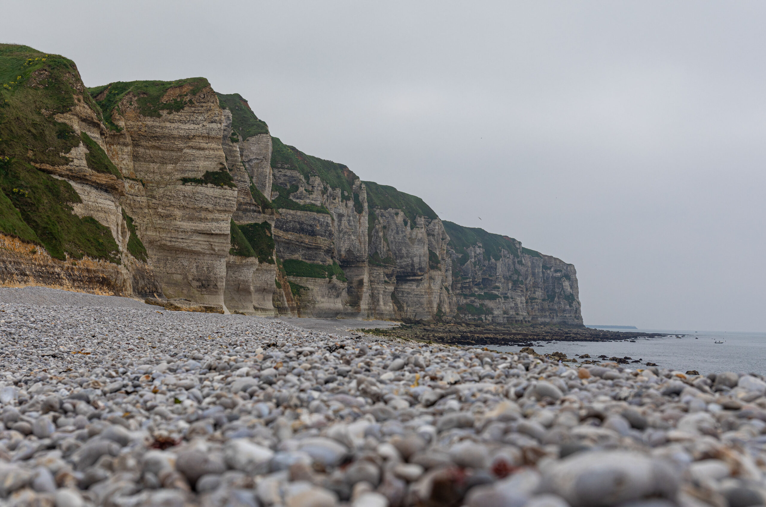 Hohe Klippen und Kieselstrand sind ein typisches Bild der Alabasterküste in der Normandie