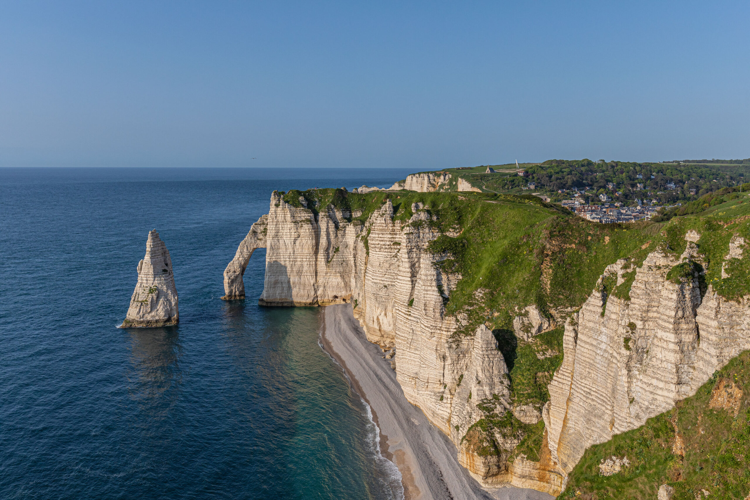 Falaise dÁval vom Falaise d´Étretat gesehen