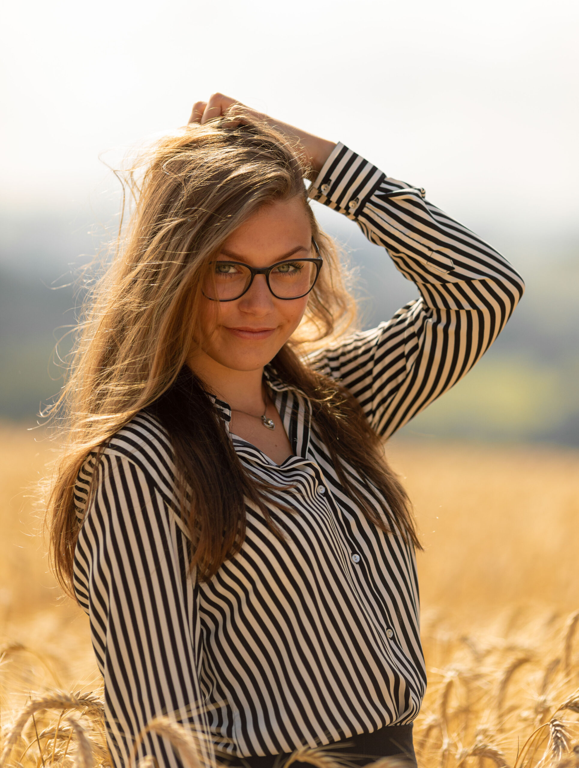 Junge Frau im Kornfeld, Portraitfotografie, Portraitfotografie im Erzgebirge, Fotoshooting Erzgebirge, Fotoshooting in Thermalbad-Wiesenbad, Portraitshooting Annaberg-Buchholz und Umgebung,Outdoorportrait