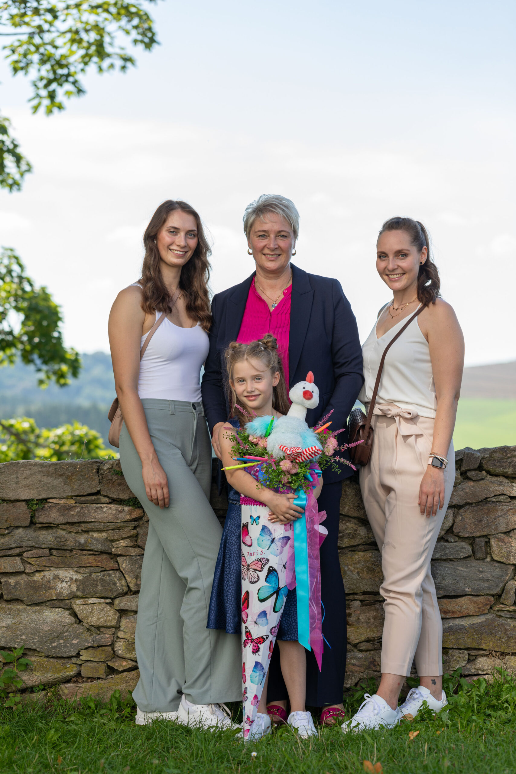 Familienportrait Schulanfang, Portraitfotografie, Portraitfotografie im Erzgebirge, Fotoshooting Erzgebirge, Fotoshooting in Thermalbad-Wiesenbad, Portraitshooting Annaberg-Buchholz und Umgebung, Schulanfang Fotografie, Schulanfang im Wolkenstein Schloß,Outdoorportrait