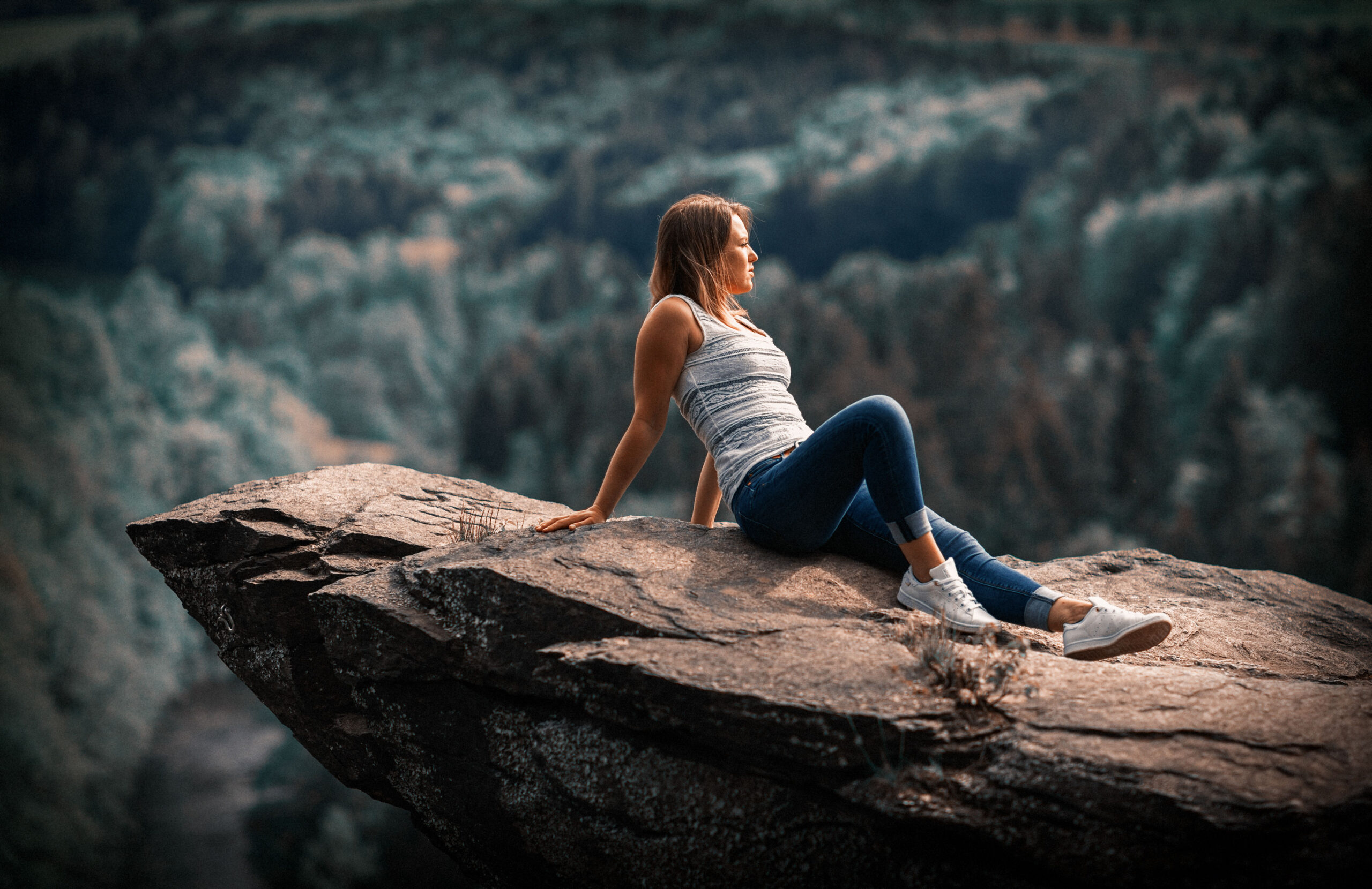 Junge Frau auf Felsen, Portraitfotografie, Portraitfotografie im Erzgebirge, Fotoshooting Erzgebirge, Fotoshooting in Thermalbad-Wiesenbad, Portraitshooting Annaberg-Buchholz und Umgebung,Outdoorportrait, Portrait Brückenklippe