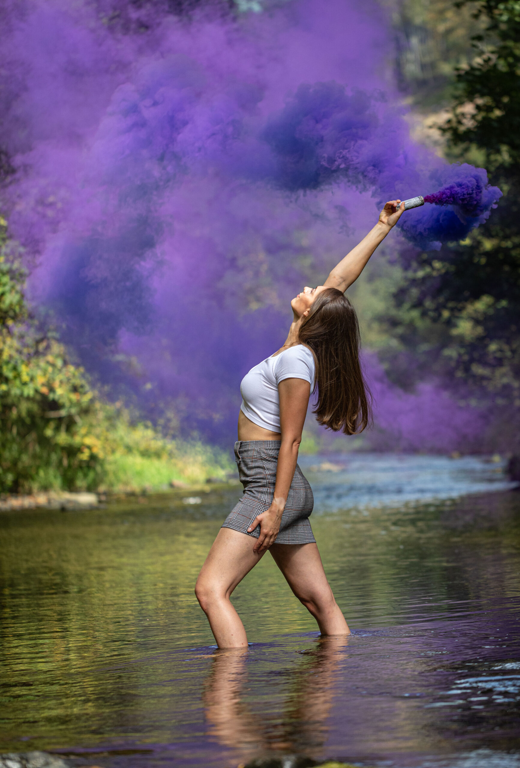 Frau mit Smoke Bomb im Wasser stehend, Portraitfotografie, Portraitfotografie im Erzgebirge, Fotoshooting Erzgebirge, Fotoshooting in Thermalbad-Wiesenbad, Portraitshooting Annaberg-Buchholz und Umgebung, Outdoorshooting