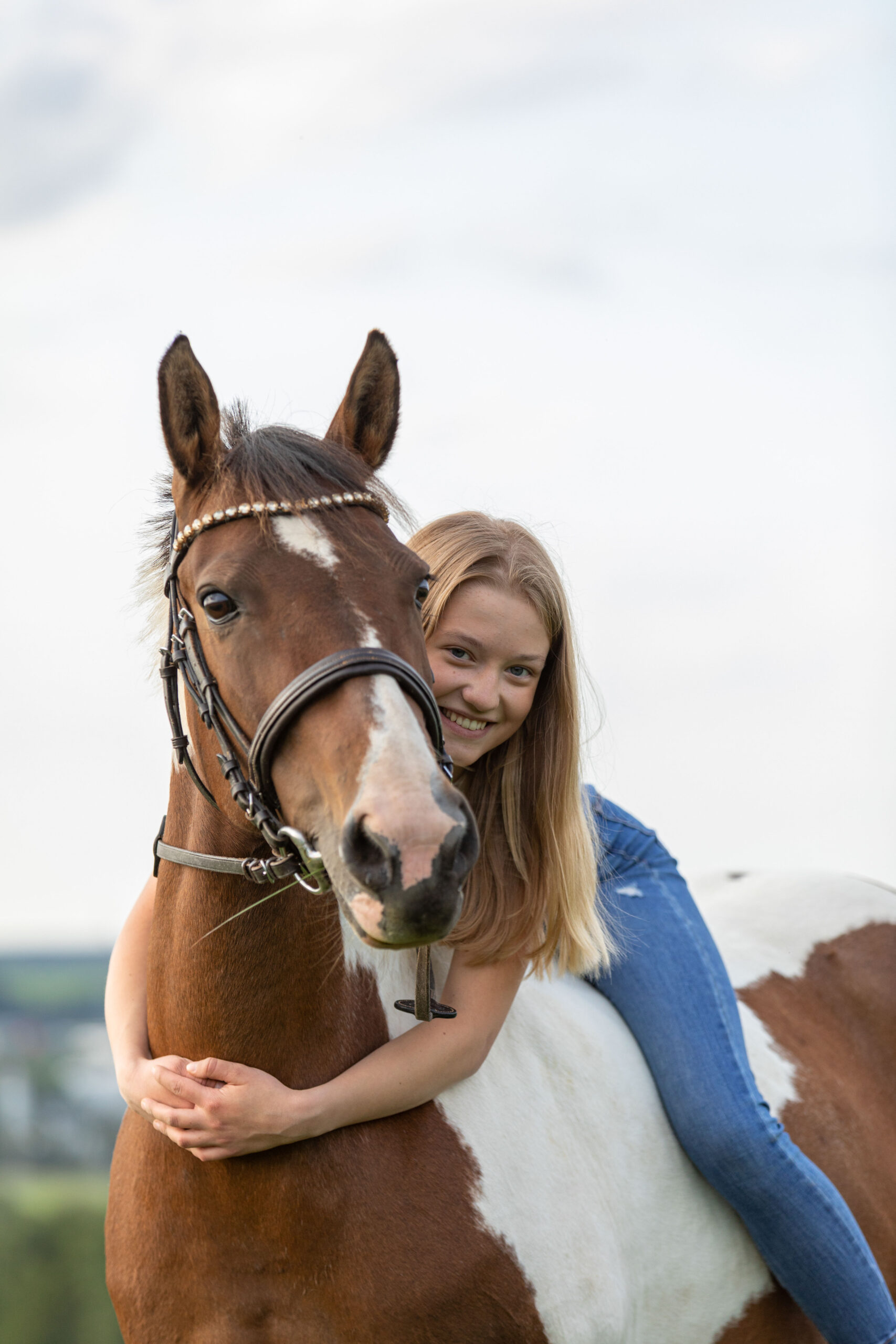 Mädchen auf Pferd lächelt, emotionale Pferdeportraits