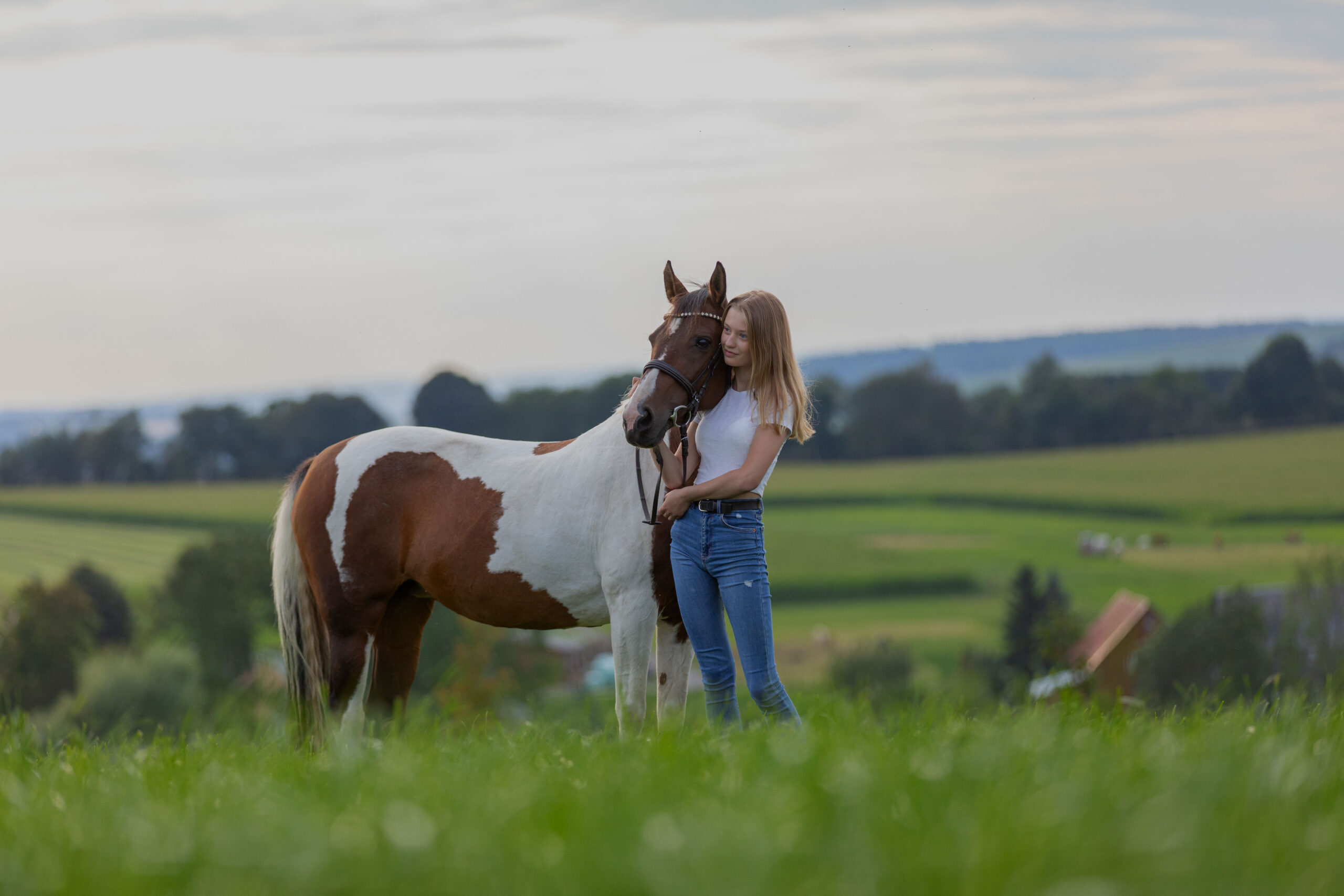 Mädchen mit Pferd vor Kulisse des Erzgebirges, emotionale Pferdeportraits, Pferdeshooting in Zwönitz,