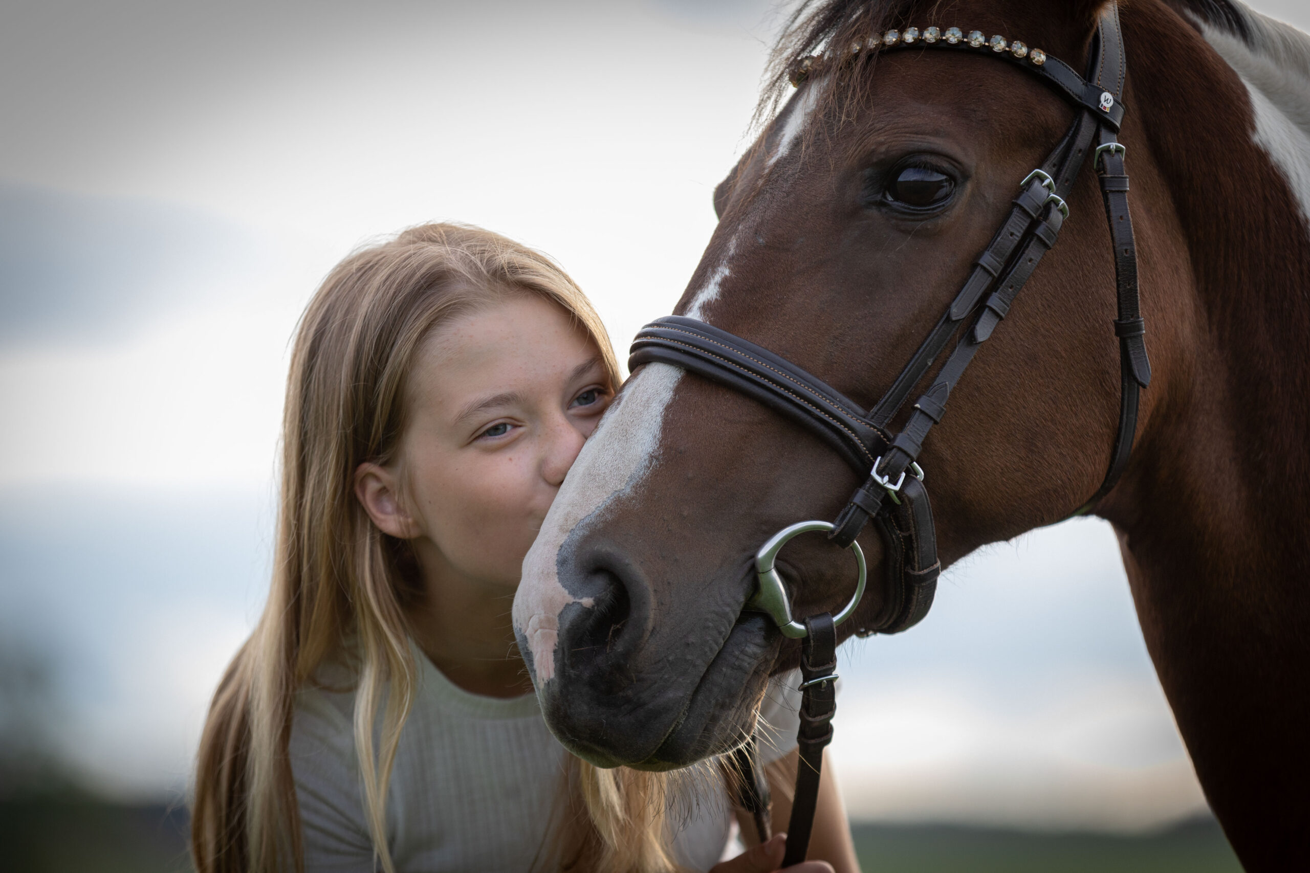 Mädchen küsst sein Pferd, emotionale Pferdeportraits, Pferdemädchen, Horselovers,Hunde und Pferdefotografie im Erzgebirge, Hunde und Pferdeshooting im Erzgebirge.