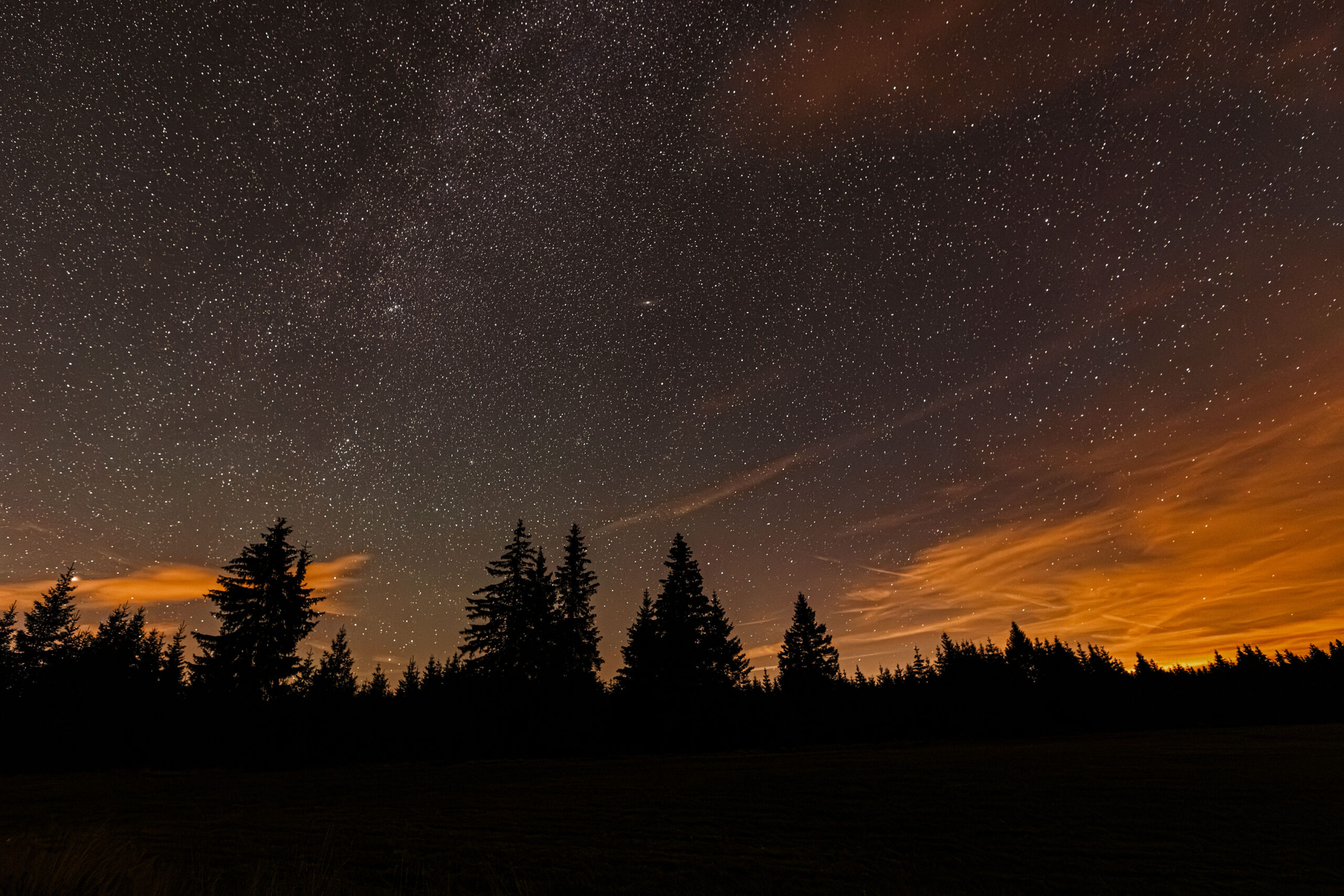 Sternennacht mit Schleierwolken über Böhmischen Wäldern