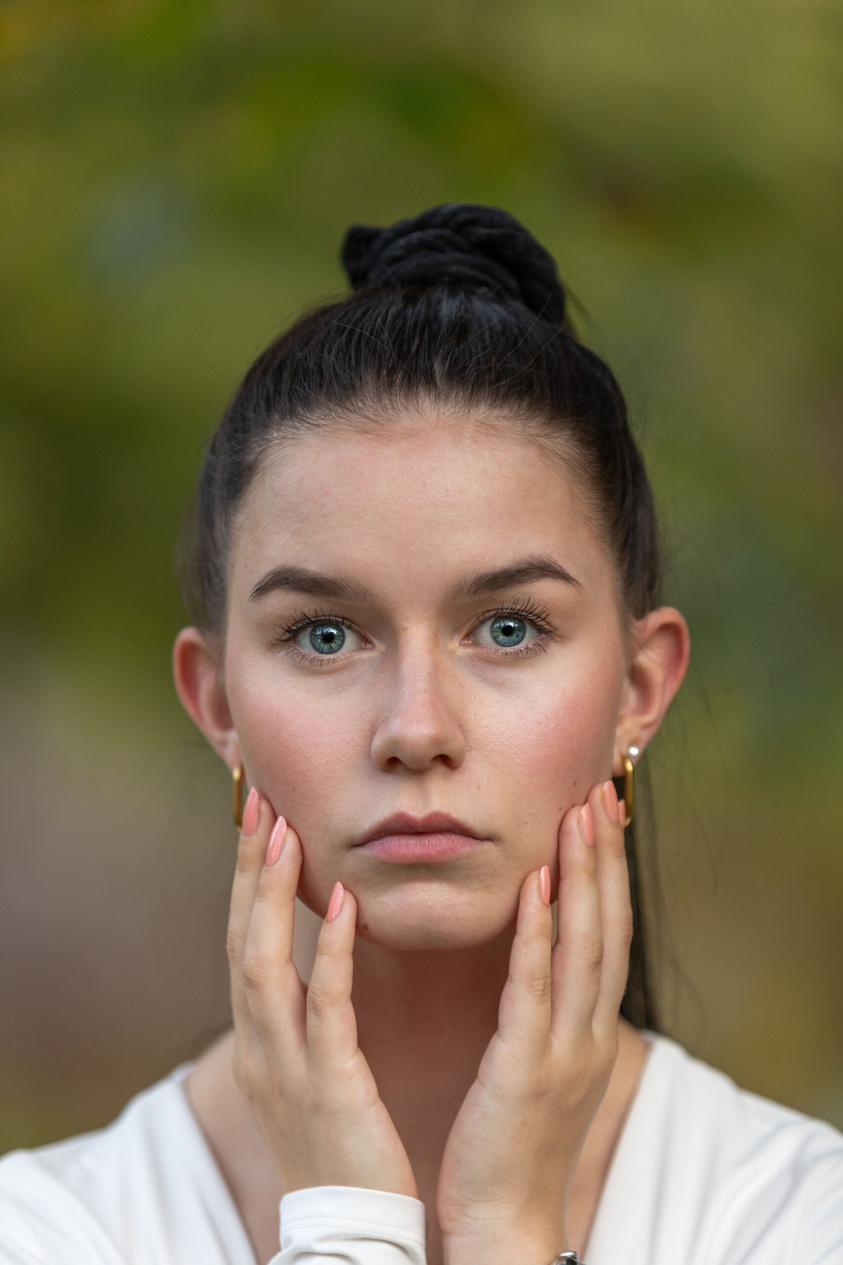 Headshot einer jungen hübschen Frau, Portraitfotografie, Portraitfotografie im Erzgebirge, Fotoshooting Erzgebirge, Fotoshooting in Thermalbad-Wiesenbad, Portraitshooting Annaberg-Buchholz und Umgebung,Outdoorportrait