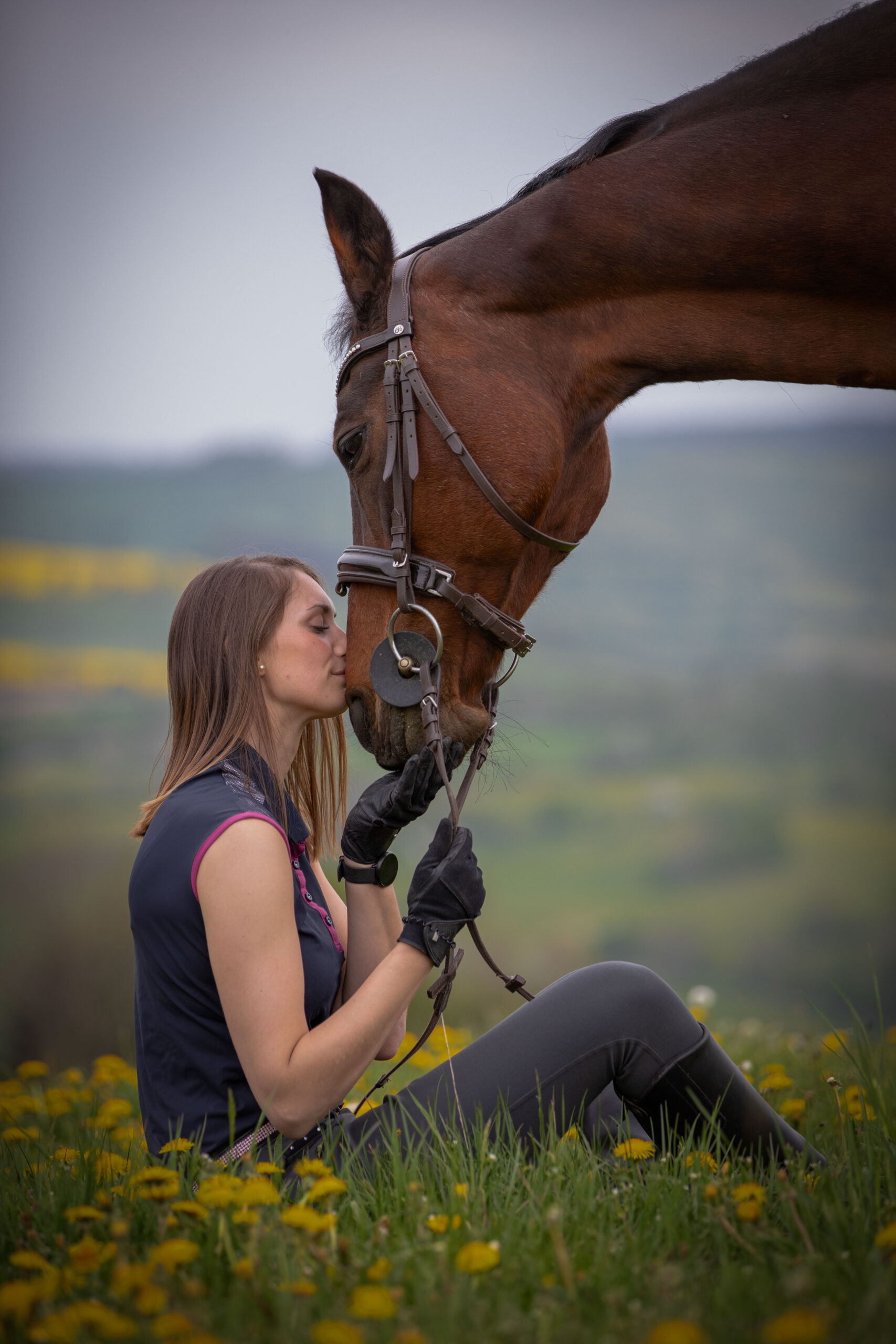 Reiterin küsst ihr Pferd, emotionale Pferdeportraits, Pferdeliebe, Horselovers