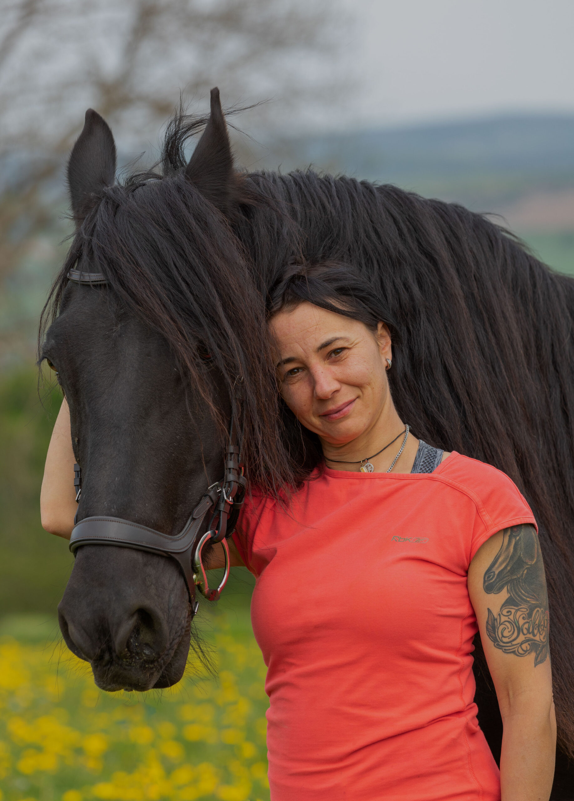 Glückliche Frau mit friesenstute, Pferdelover, emotionale Pferdeportraits,Hunde und Pferdefotografie im Erzgebirge, Hunde und Pferdeshooting im Erzgebirge.