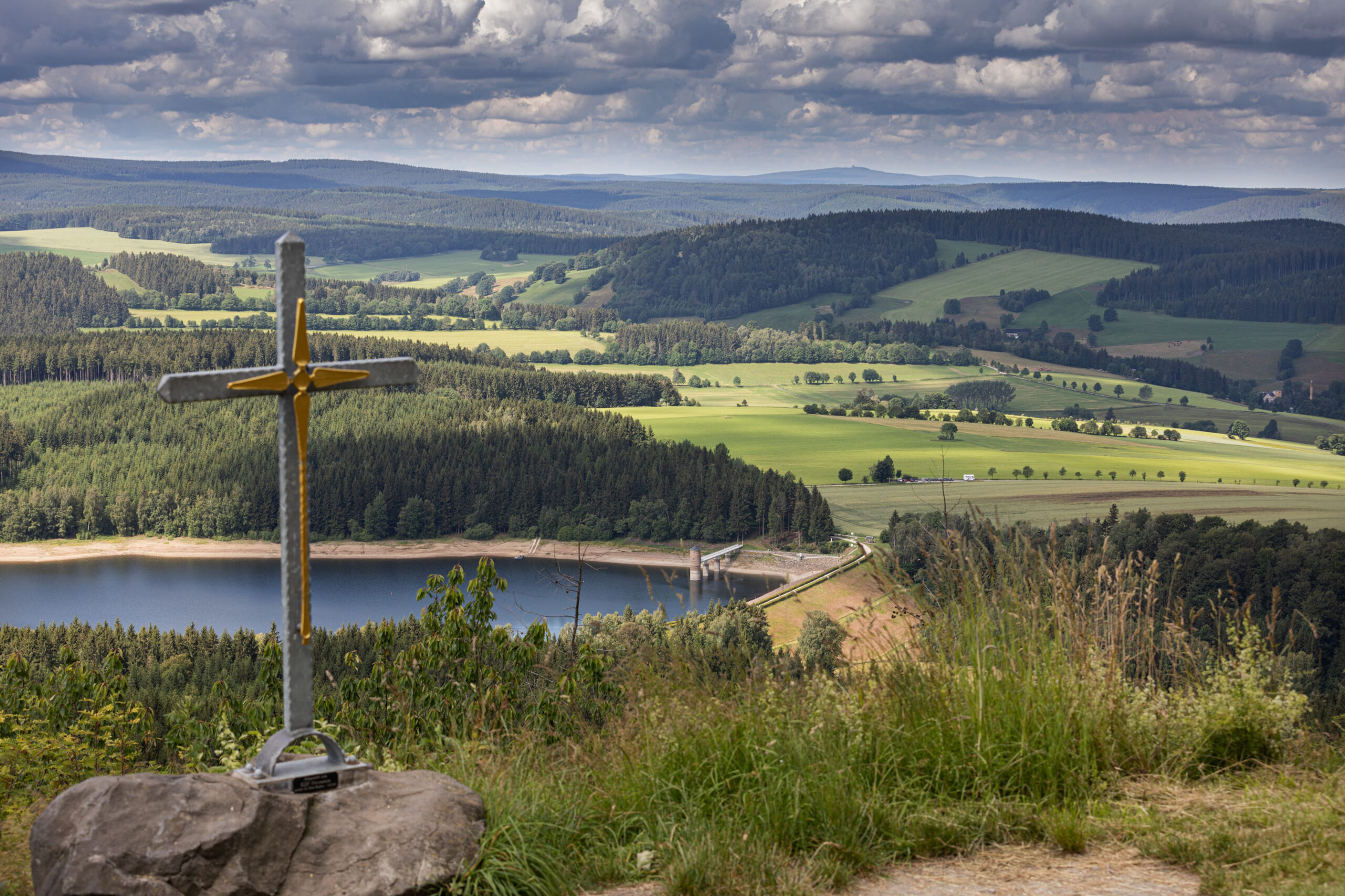 Kolossale Aussicht hinein ins Erzgebirge hat man vom Bärenstein aus