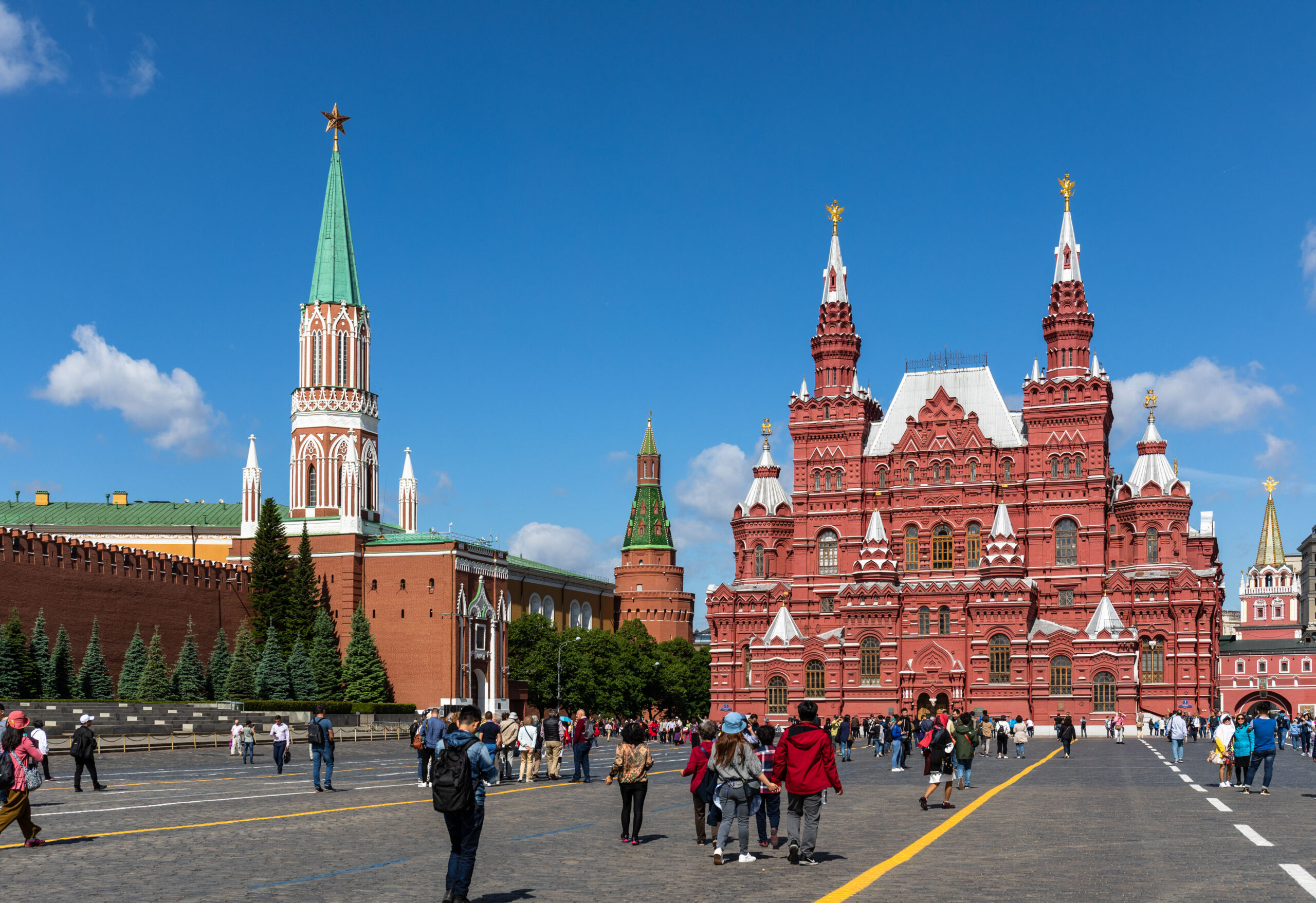 Viele Touristen aller Nationen sind in Moskau auf dem Roten Platz unterwegs