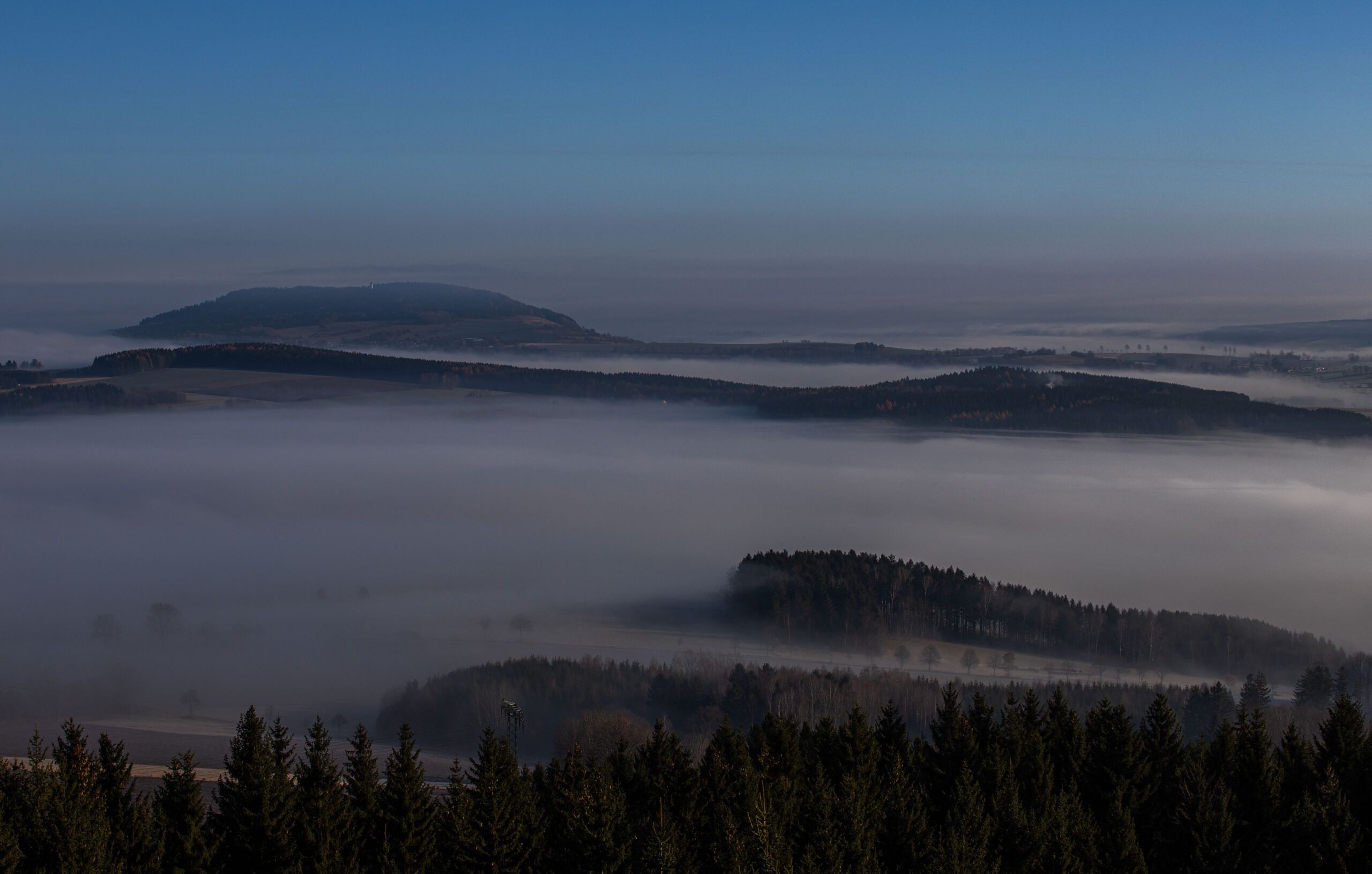 Nebelmorgen im Erzgebirge am Fuße des Scheibenberges