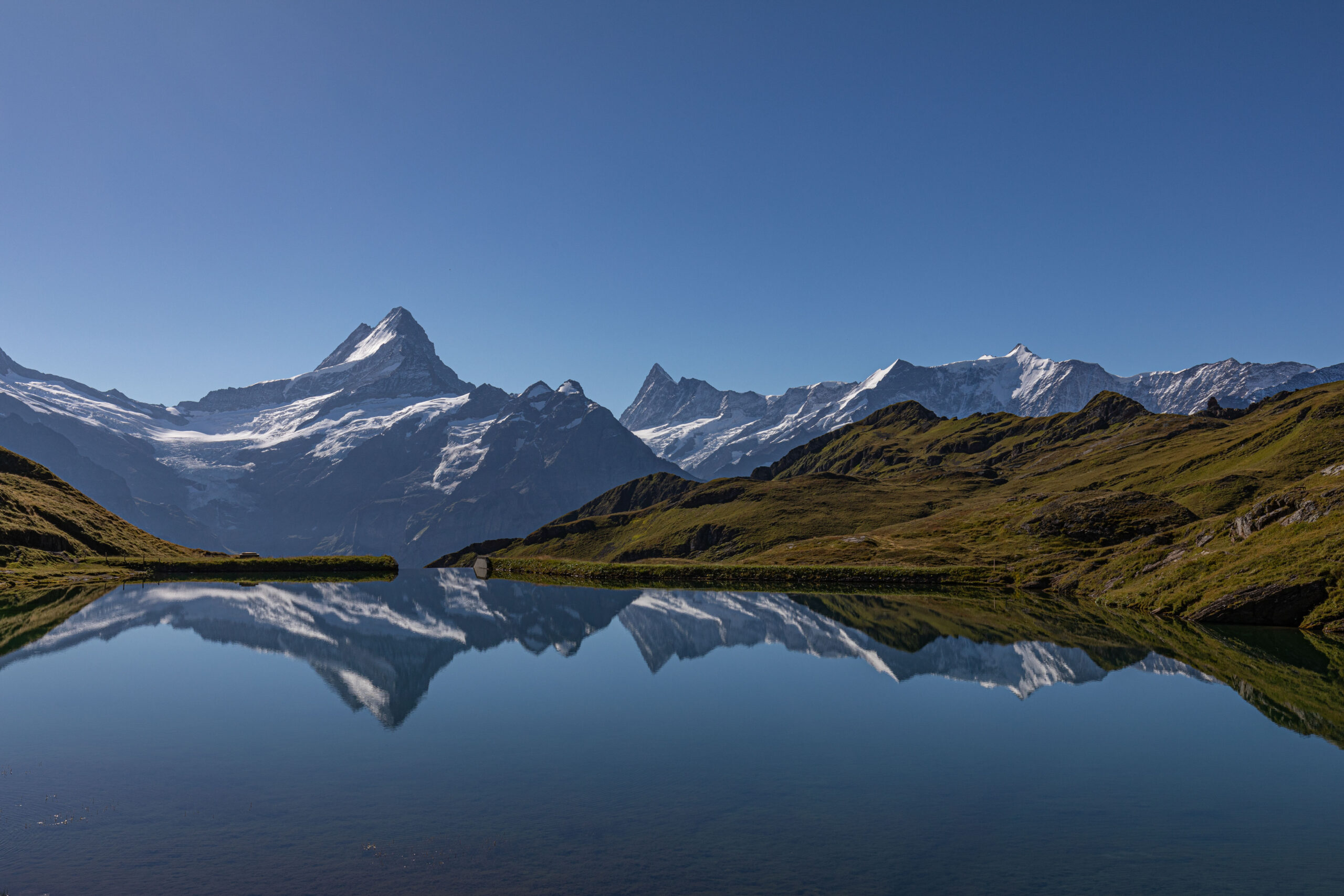 Im Bachalpsee im Berner Oberland spiegeln sich mächtige Berge der Jungfrauregion