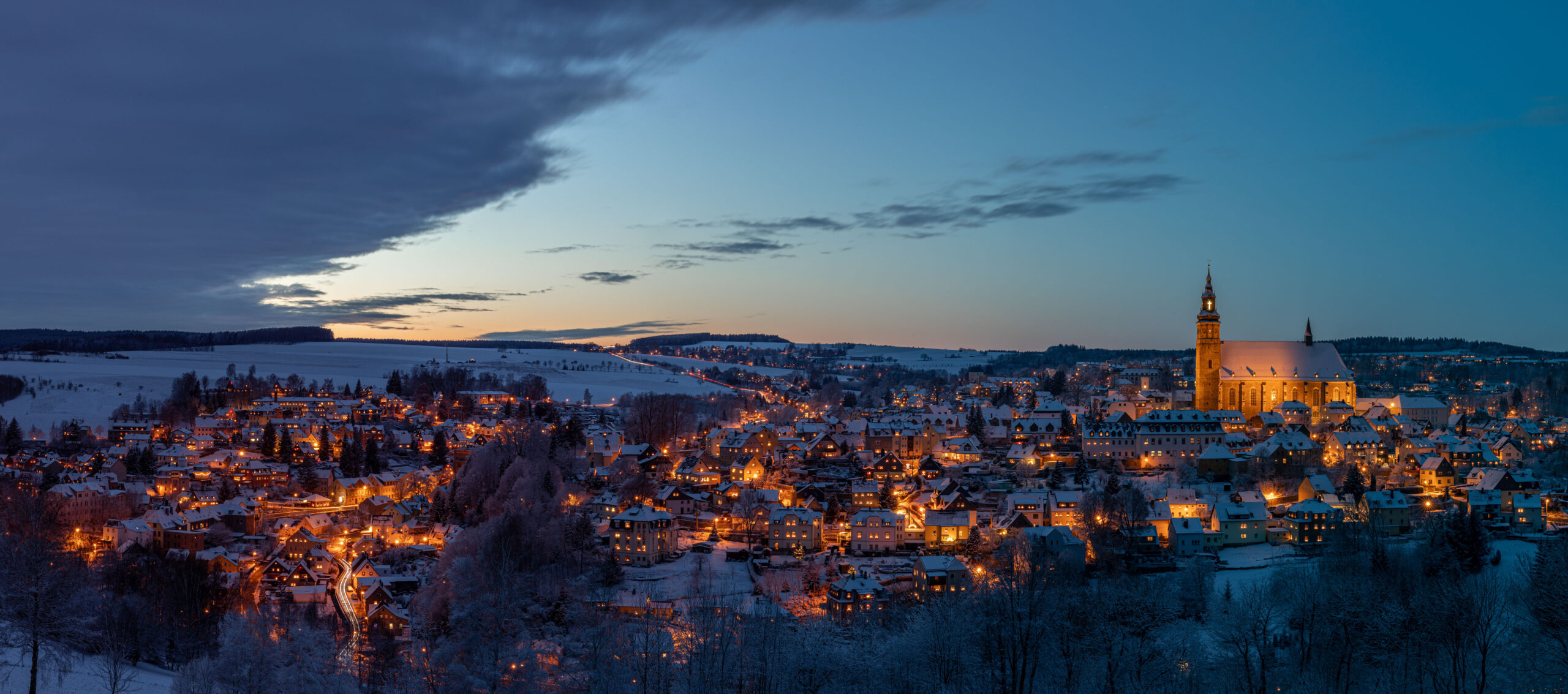 Panorama der Bergstadt Schneeberg im Erzgebirge zur Weihnachtszeit