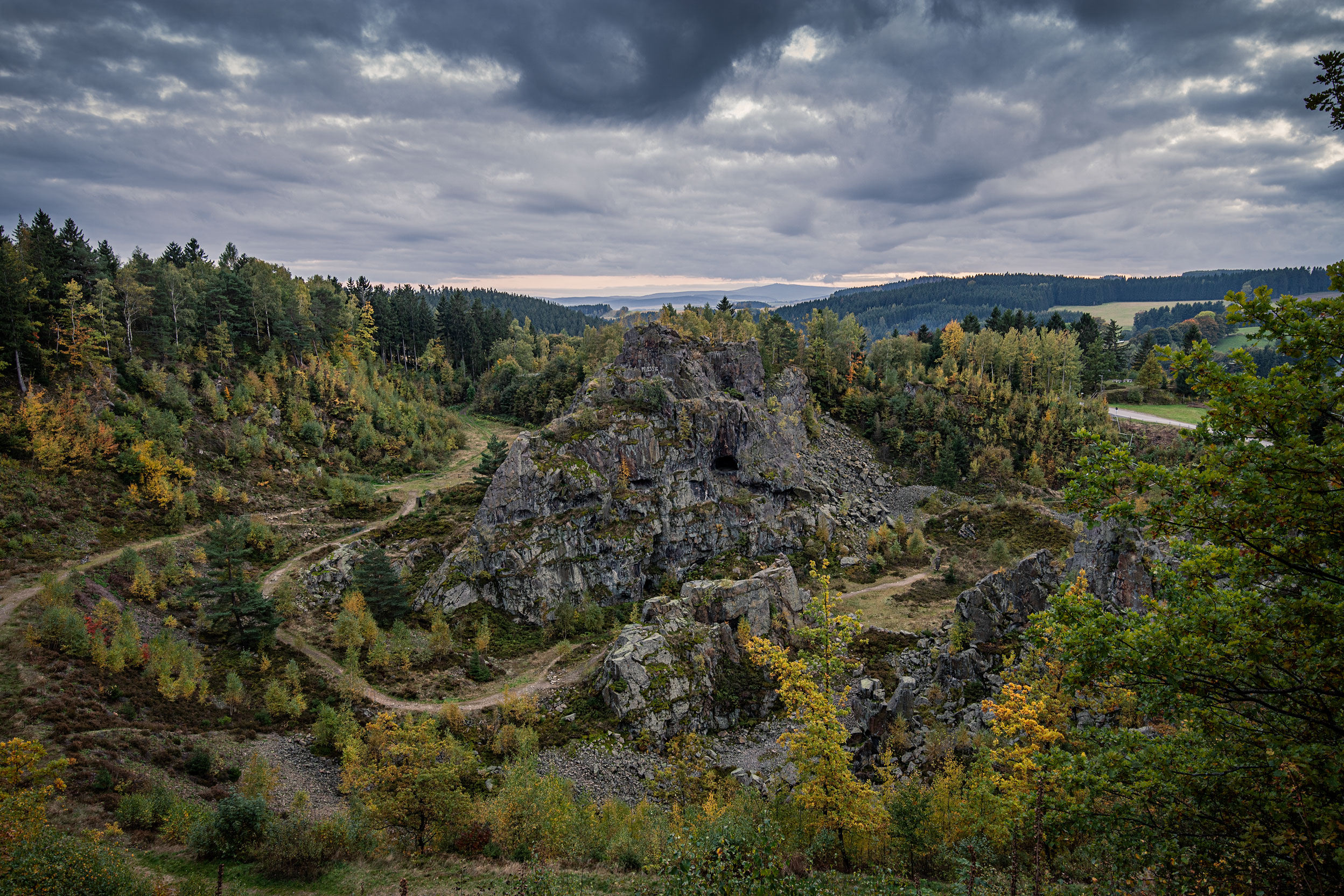 Die Binge in Geyer ist ein eingestürzter Bergbauschacht im mittleren Erzgebirge