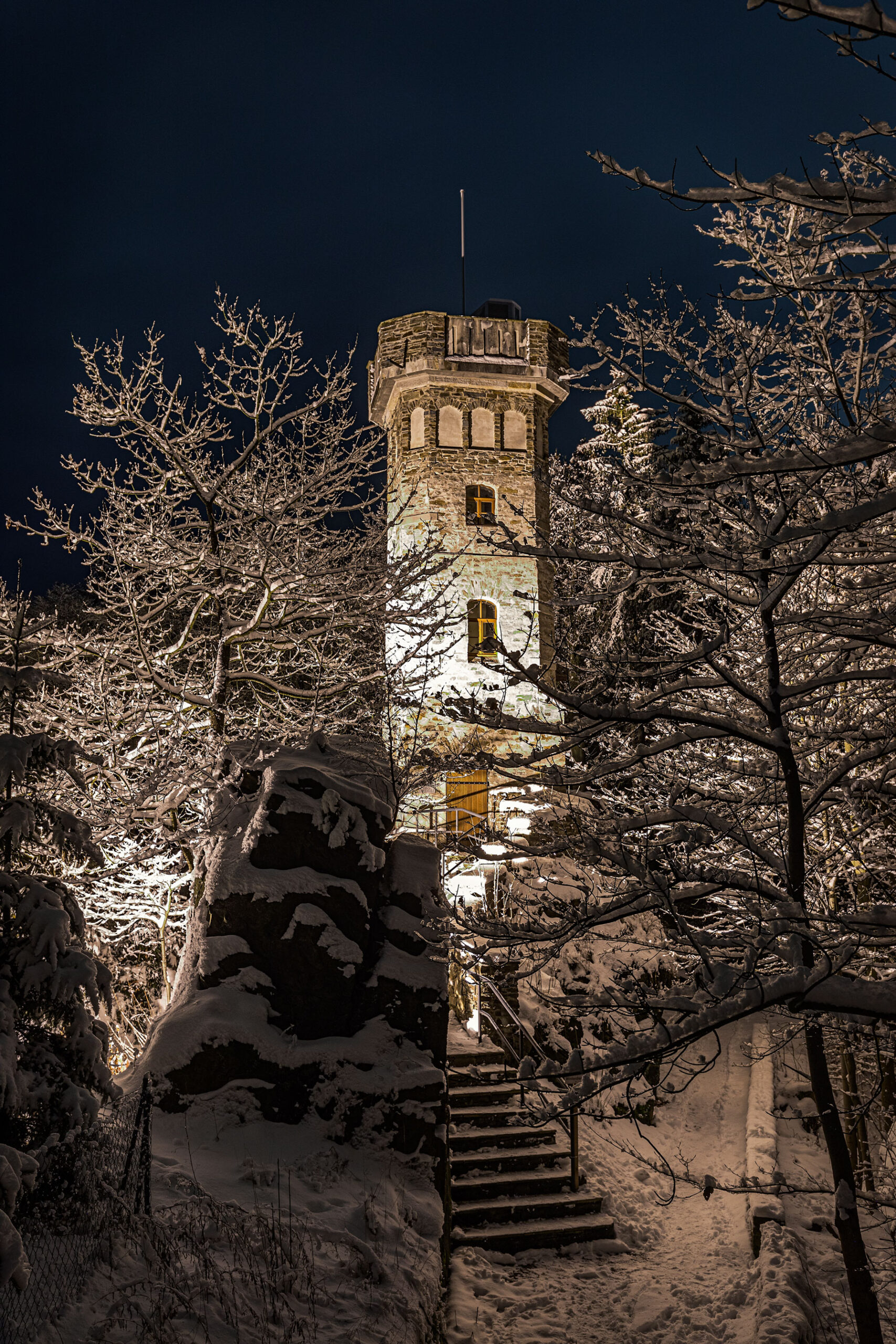 Bismarckturm in Thermalbad-Wiesenbad bei märchenhafter Beleuchtung