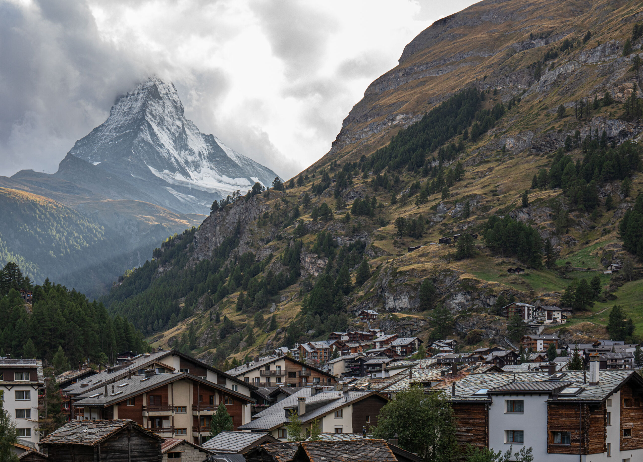 Über den Dächern von Zermatt thront das Matterhorn
