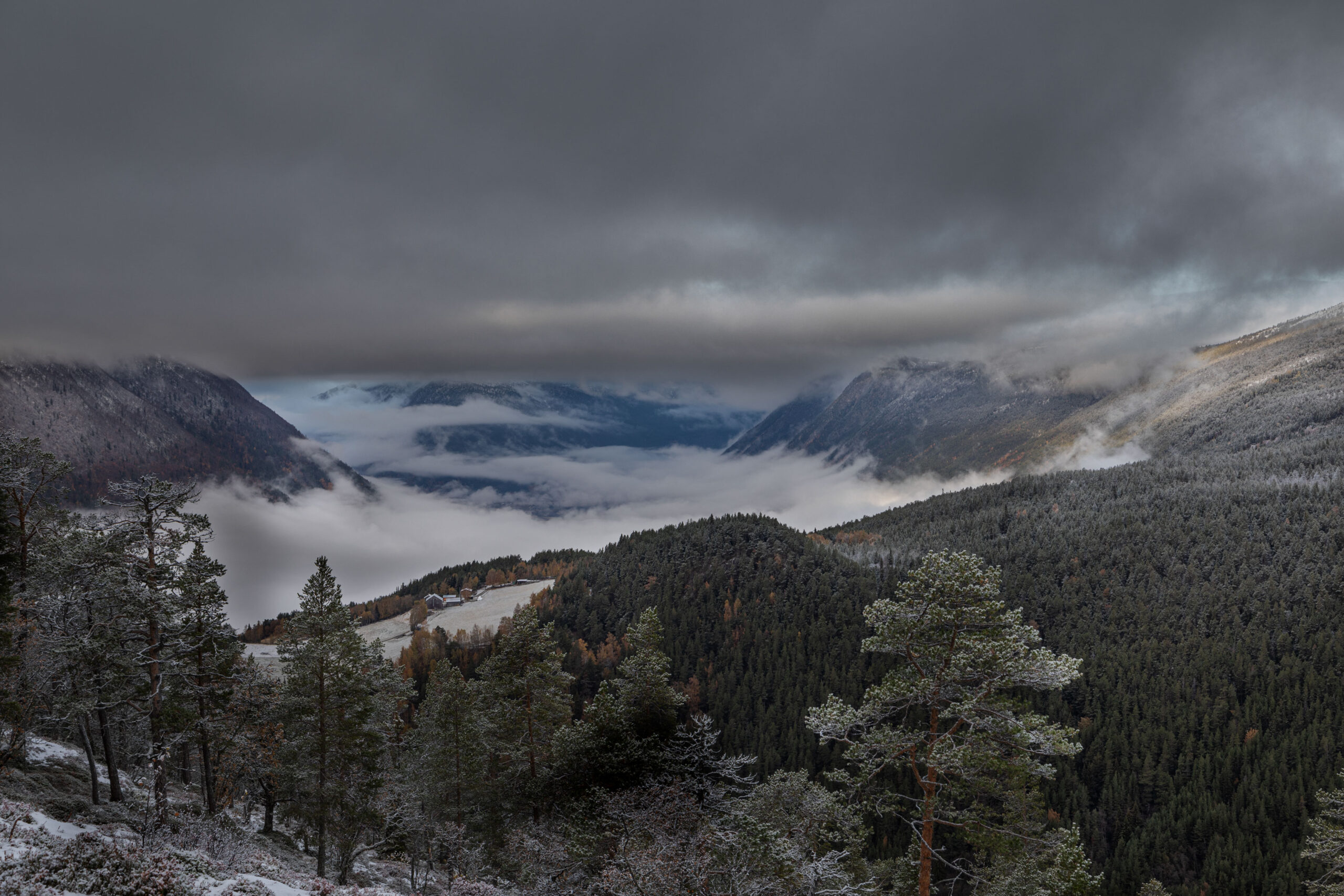 Mit Herbstnebel füllen sich die Täler wie hier im Brecheisen Nationalpark wenn die kalten Tage den Sommer vertreiben