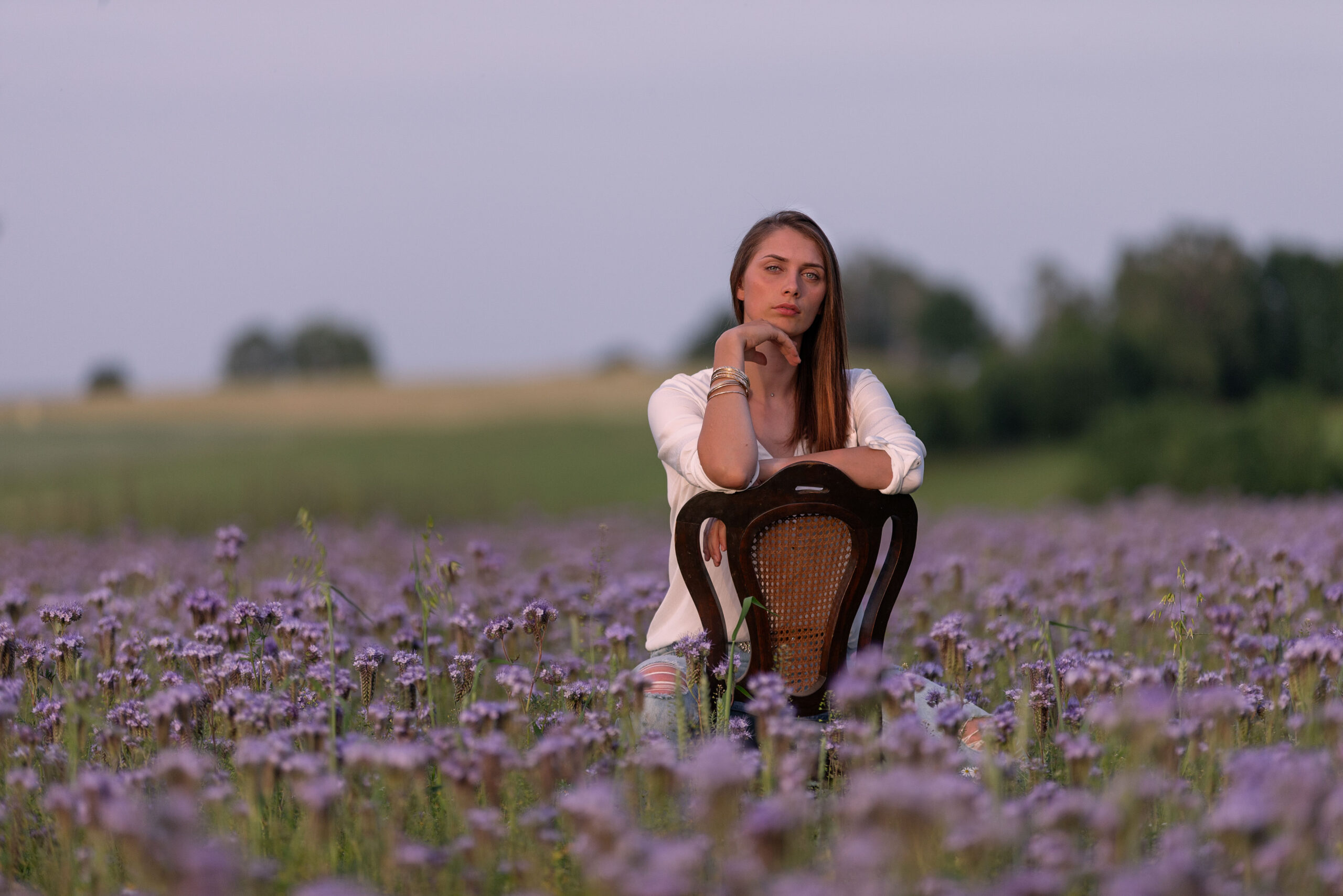 Junge Frau im Feld, lila Blumen, lila Zwischenfrucht,Portraitfotografie, Portraitfotografie im Erzgebirge, Fotoshooting Erzgebirge, Fotoshooting in Thermalbad-Wiesenbad, Portraitshooting Annaberg-Buchholz und Umgebung