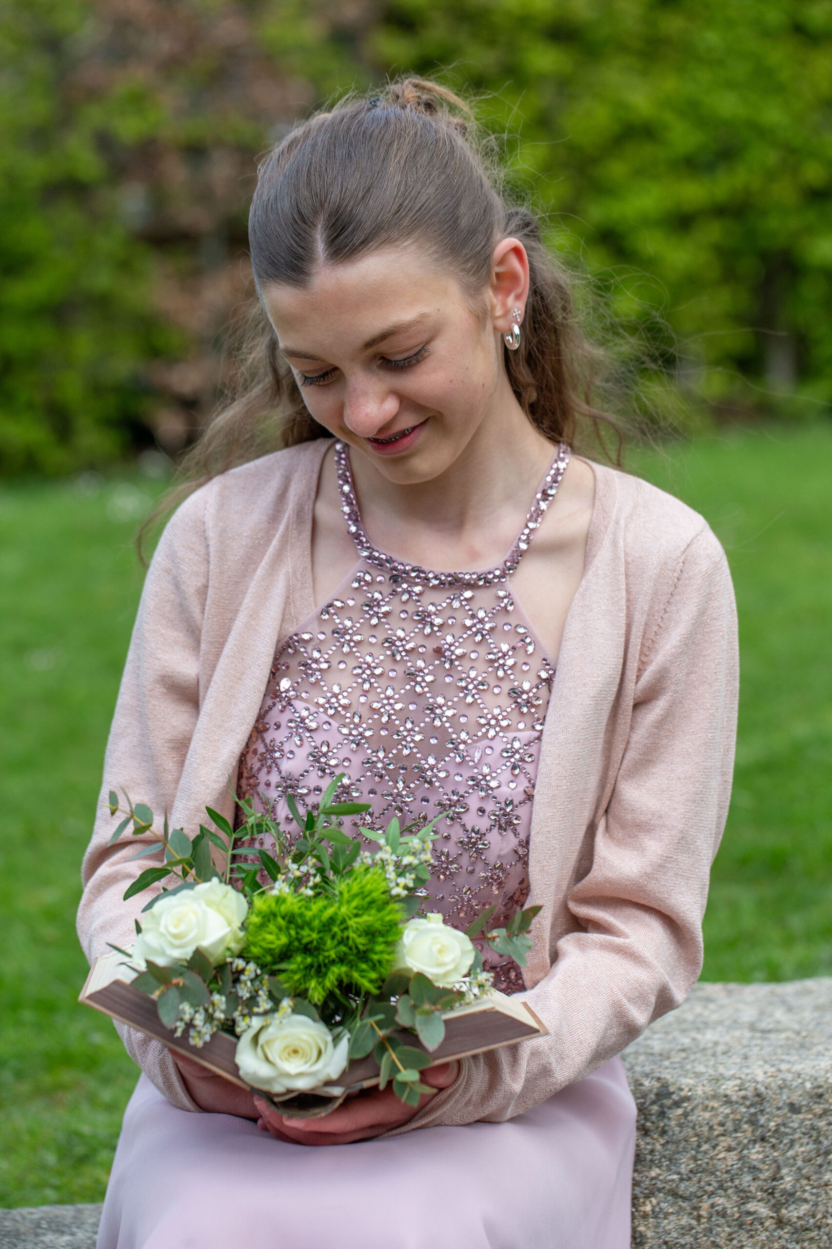 Mädchen bei Konfirmation,Portraitfotografie, Portraitfotografie im Erzgebirge, Fotoshooting Erzgebirge, Fotoshooting in Thermalbad-Wiesenbad, Portraitshooting Annaberg-Buchholz und Umgebung, Konfirmation Fotografie