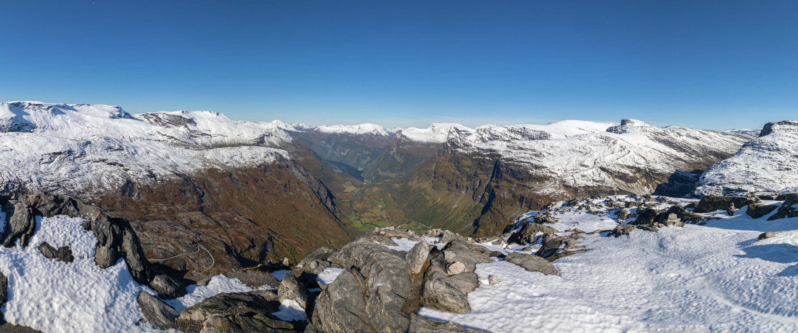 Von der dalsnibba aus blickt man in das Tal des Geirangerfjordes