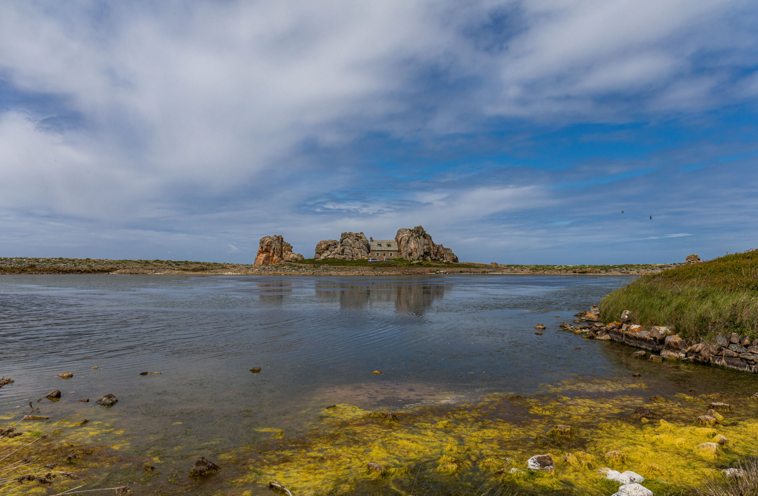 Das berühmteste Haus der Bretagne, zwischen zwei Felsen gebaut am Strand von Plougrescant