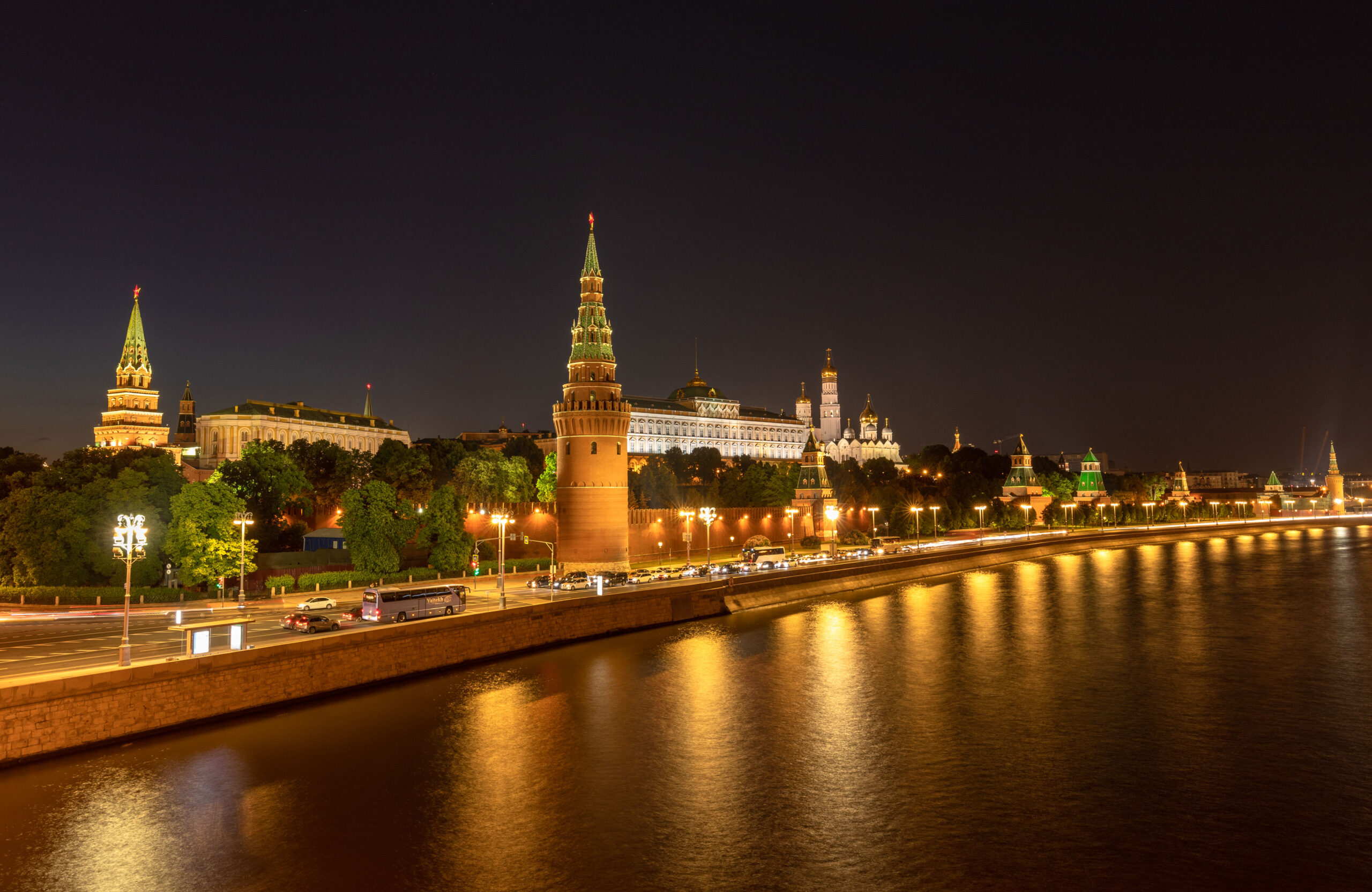 Das Stadtzentrum von Moskau prägt der Kreml mit seiner Mauer und den markanten Türmen, Landschaft, Städte