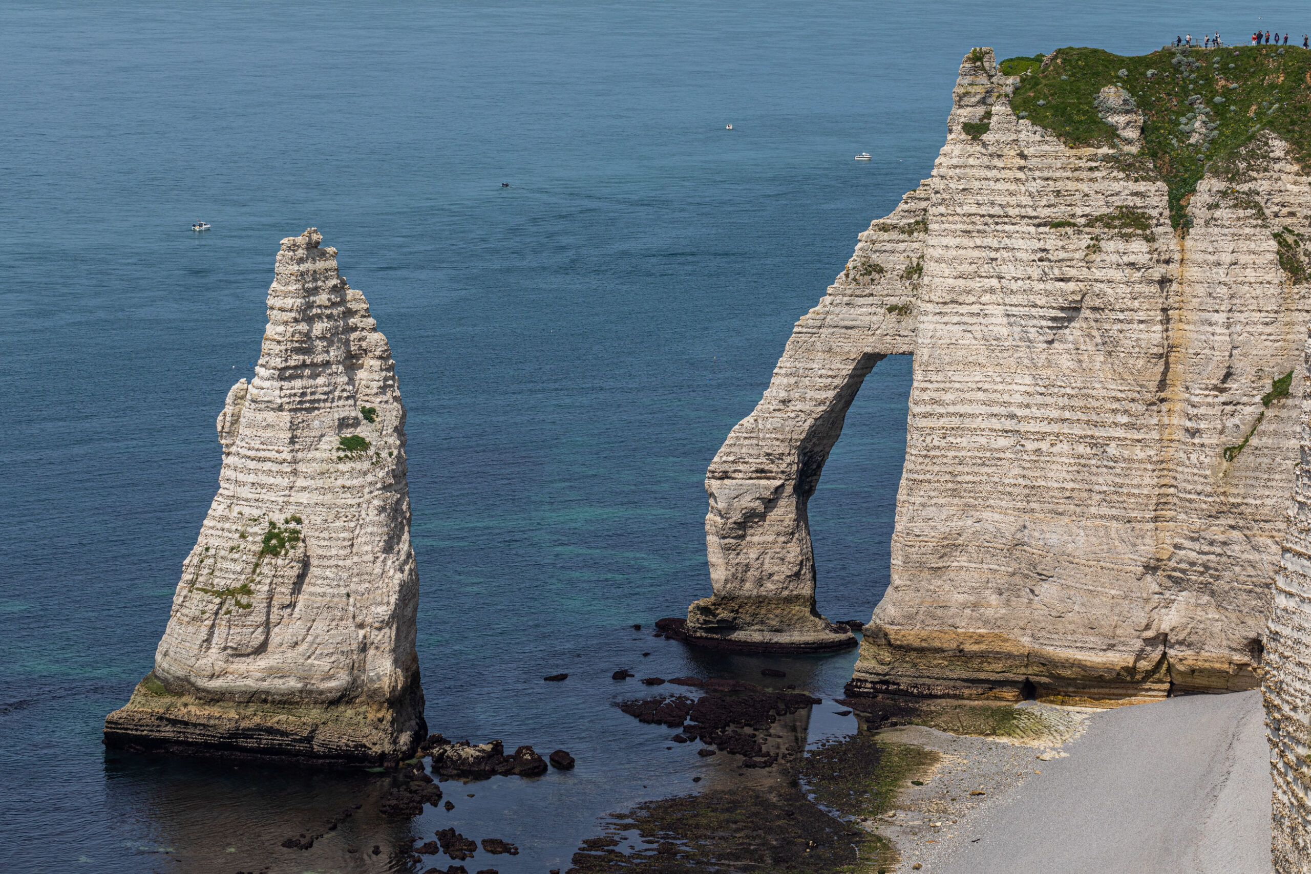 Die bekannteste Kreidefelsenformation der Alabasterküste in der Normandie findet man direkt neben der kleinen Stadt Étretat