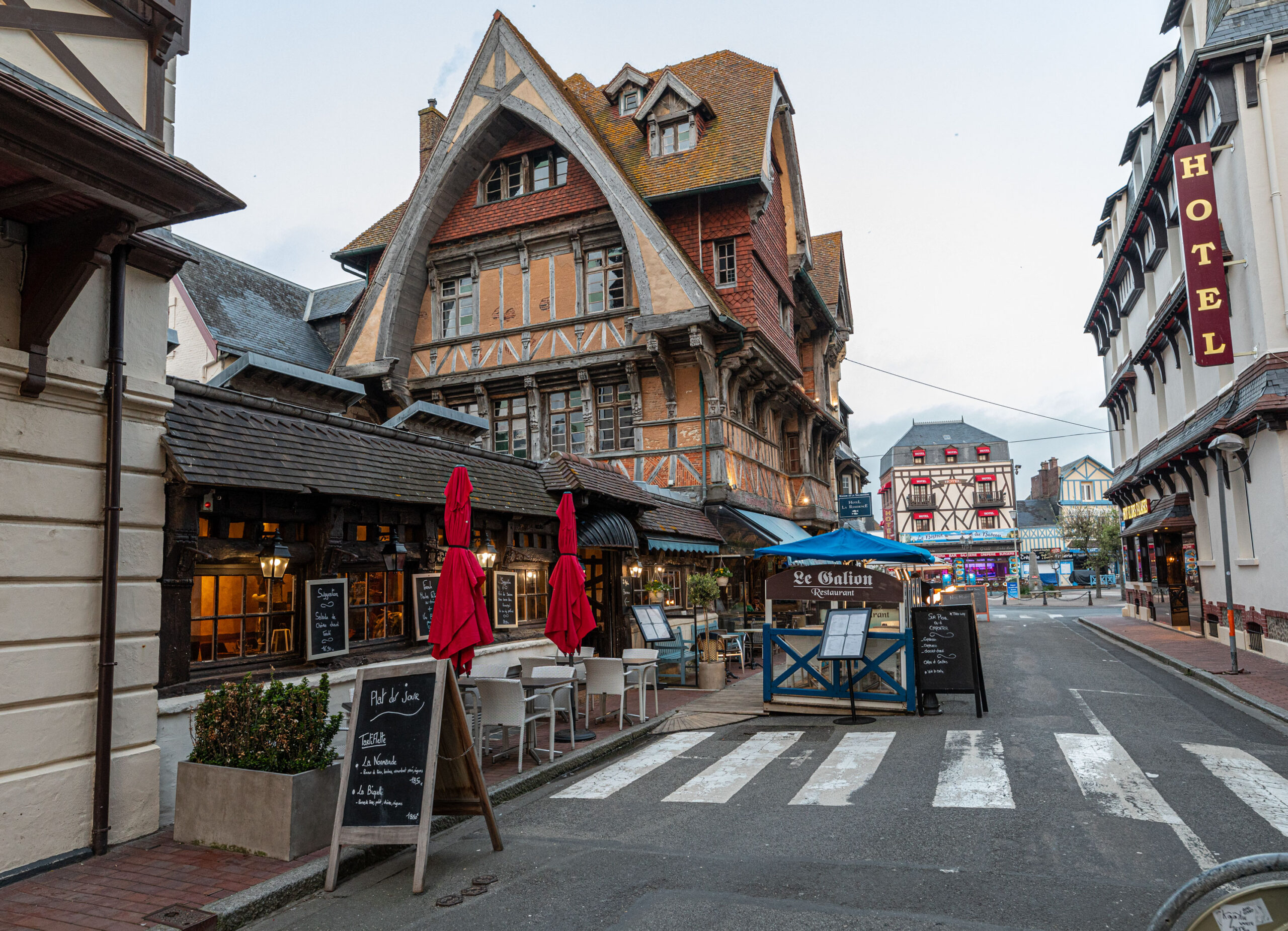 Häuser aus dem 15. Jahrhundert sind in Étretat zu besichtigen