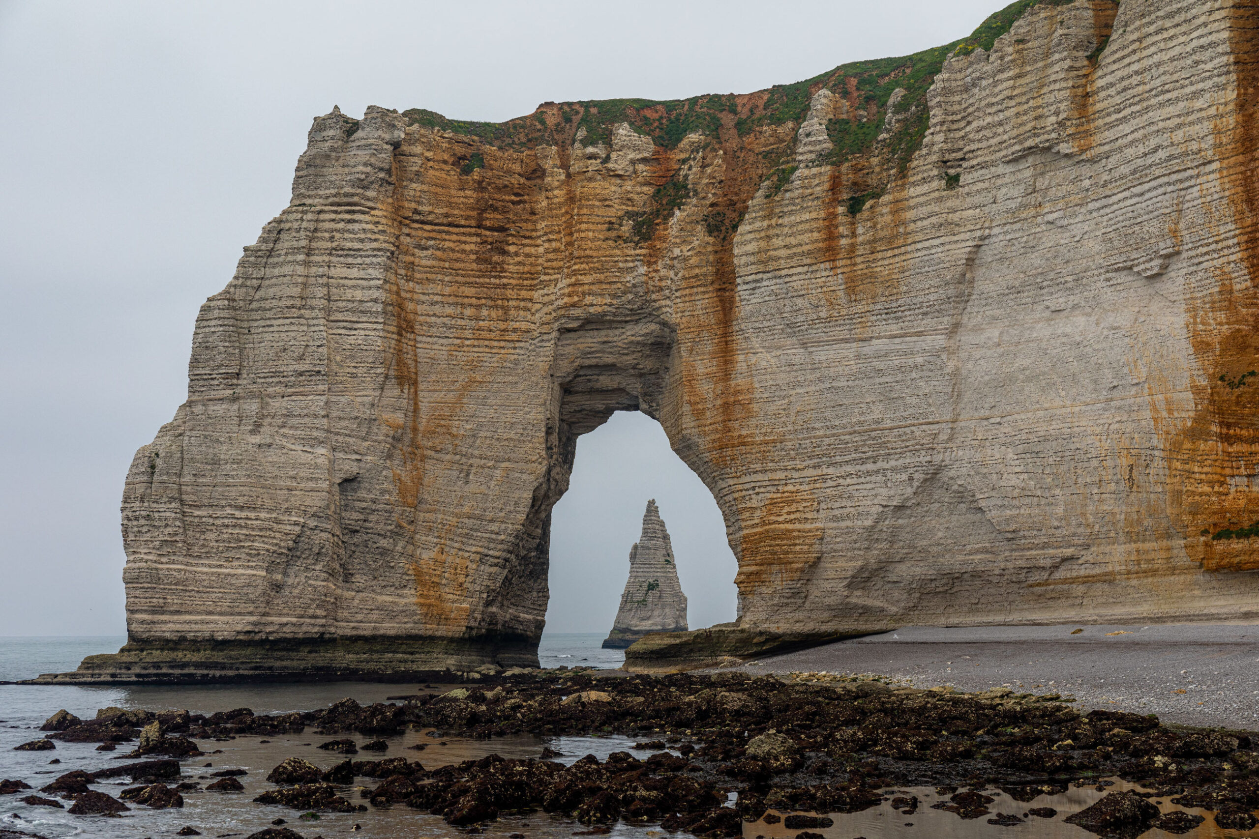 Eines der meistfotografierten Kreideformation an der Küste der Normandie ist Falaises d`Étretat vues de la mer