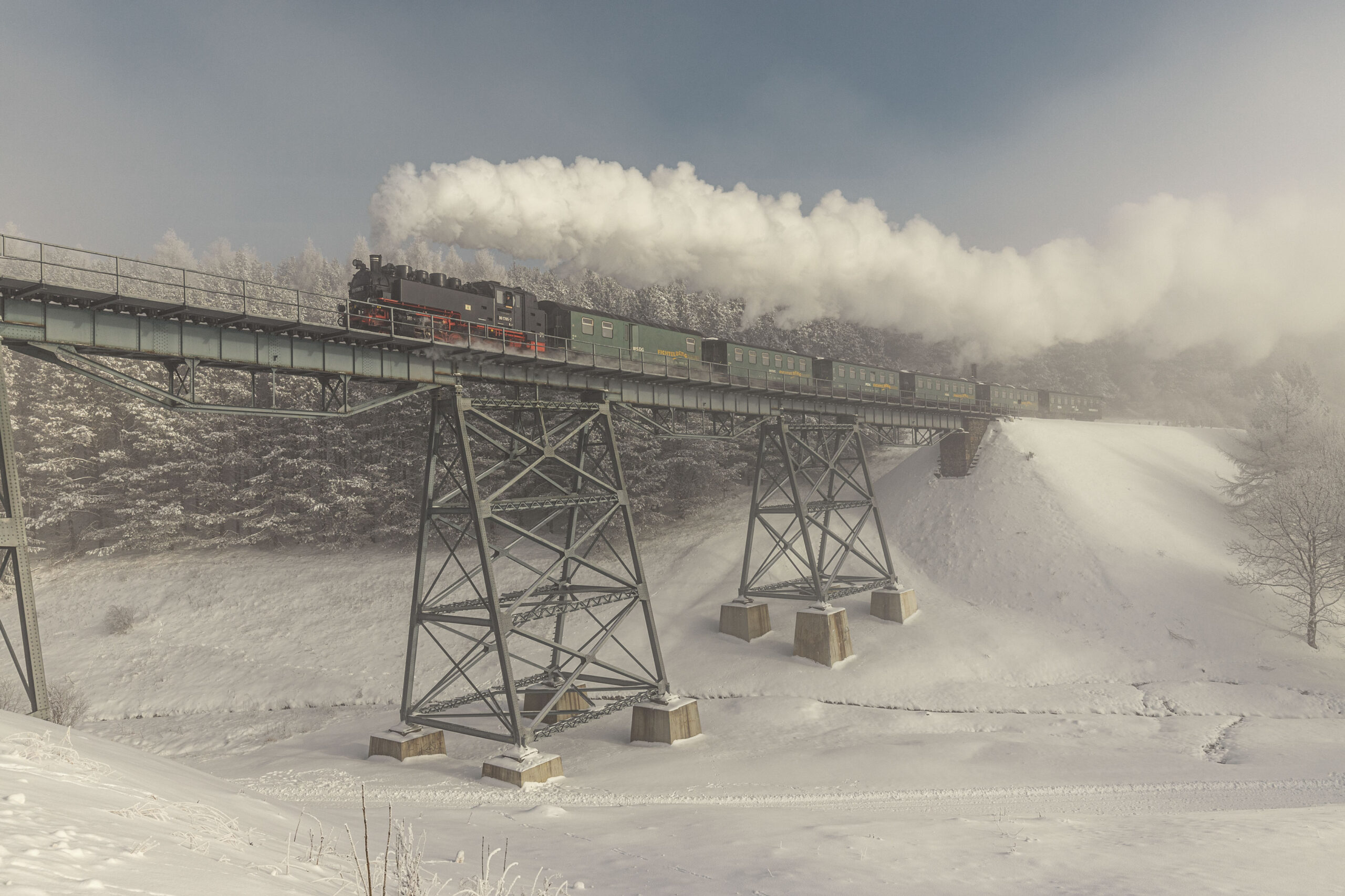 Die Fichtelbergbahn überquert ein altes Viadukt