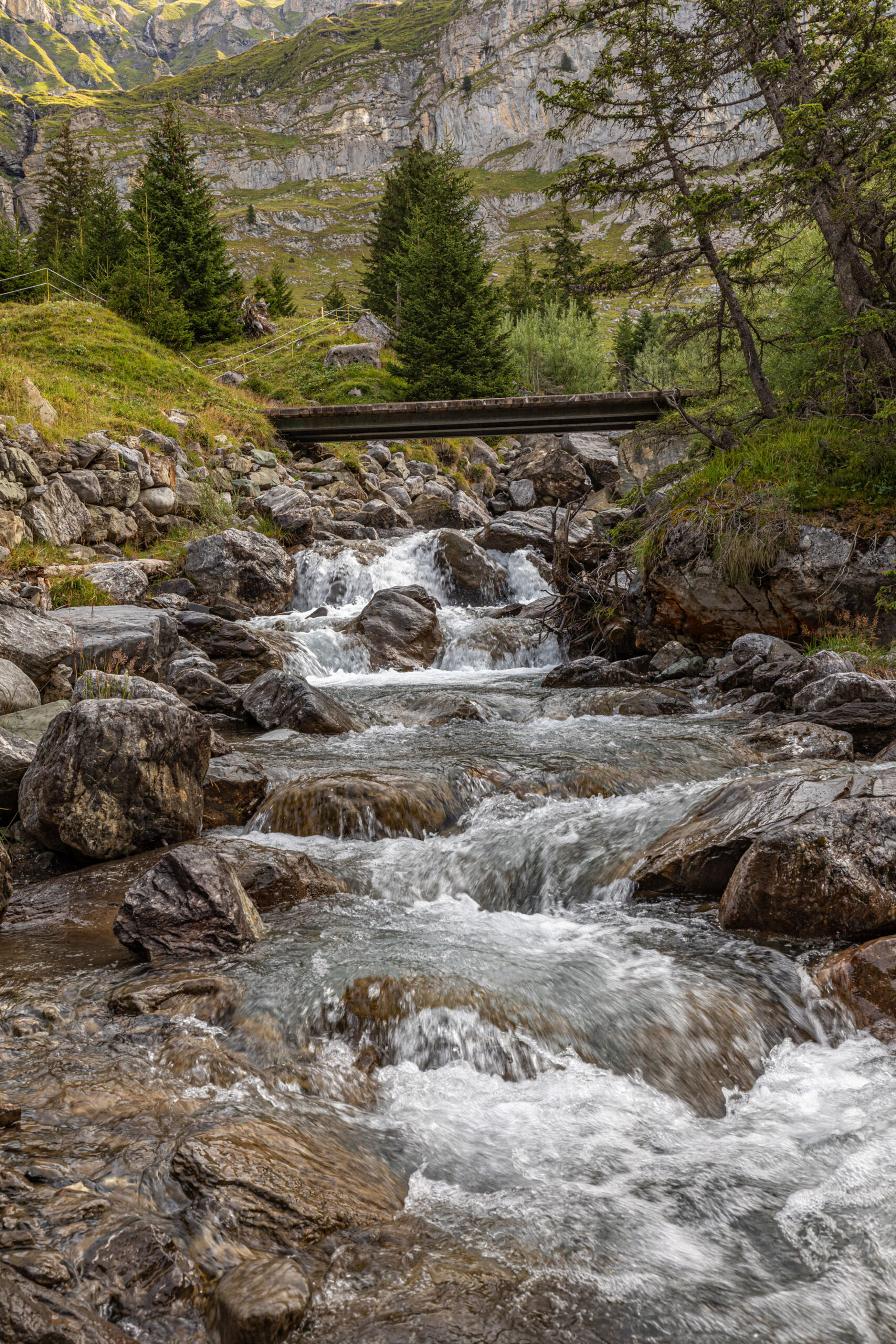 Gebirgsbach am Oeschinensee