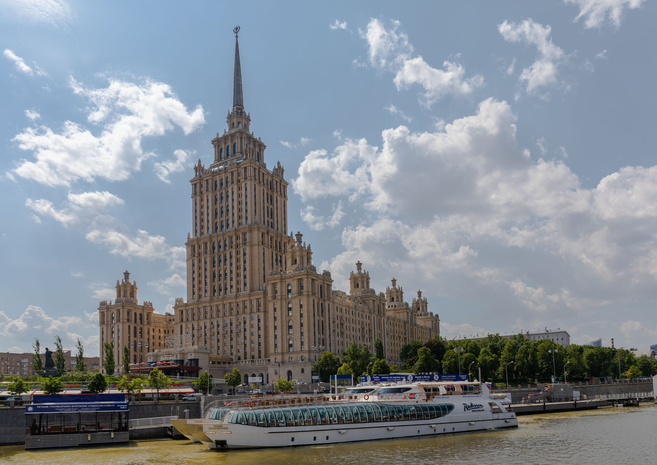 Gigantische Monumentalbauten entlang der Moskva