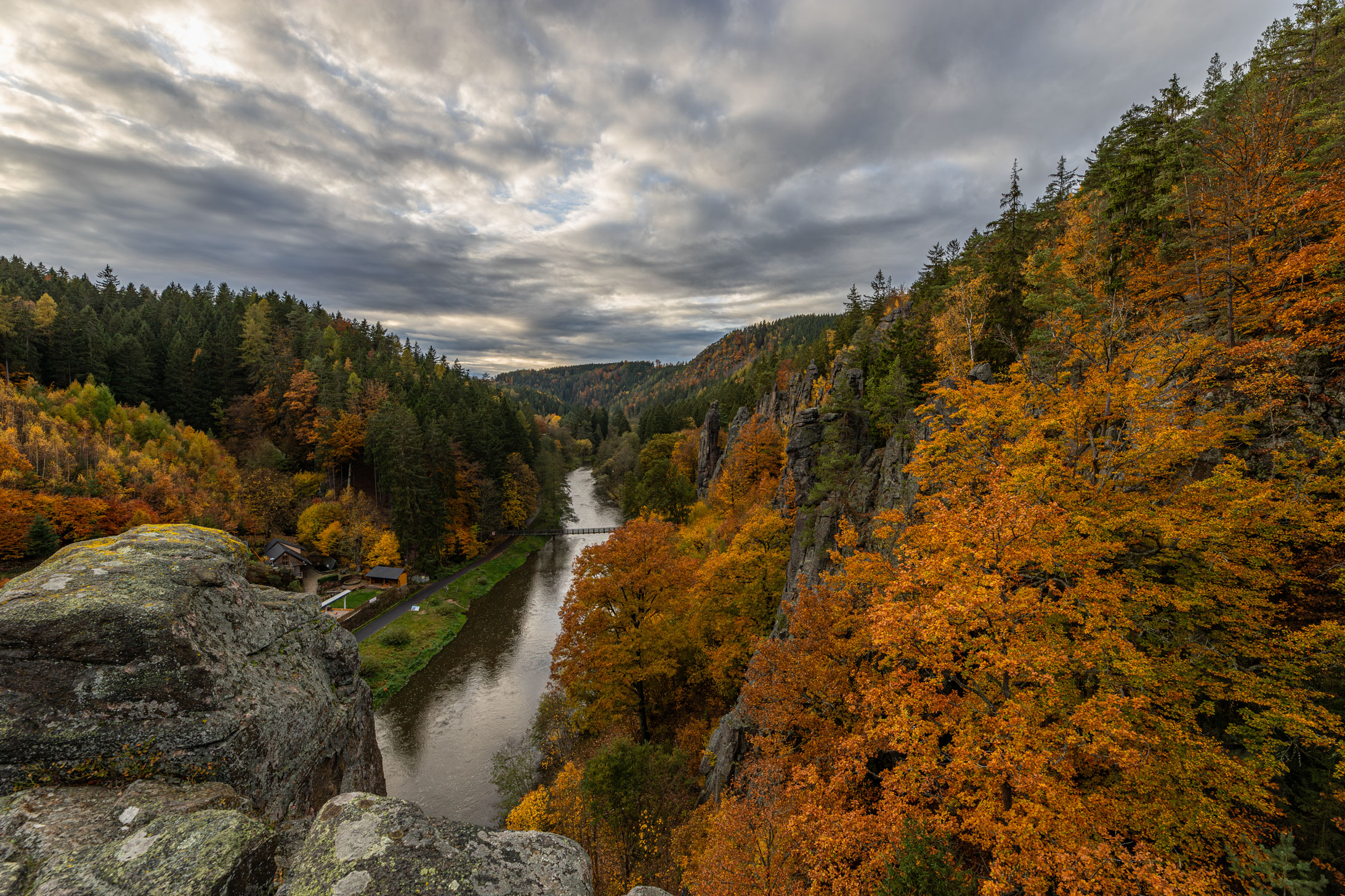 Goldener Herbst fotografiert vom Hans Heiling Felsen im Egertal bei Karlsbad