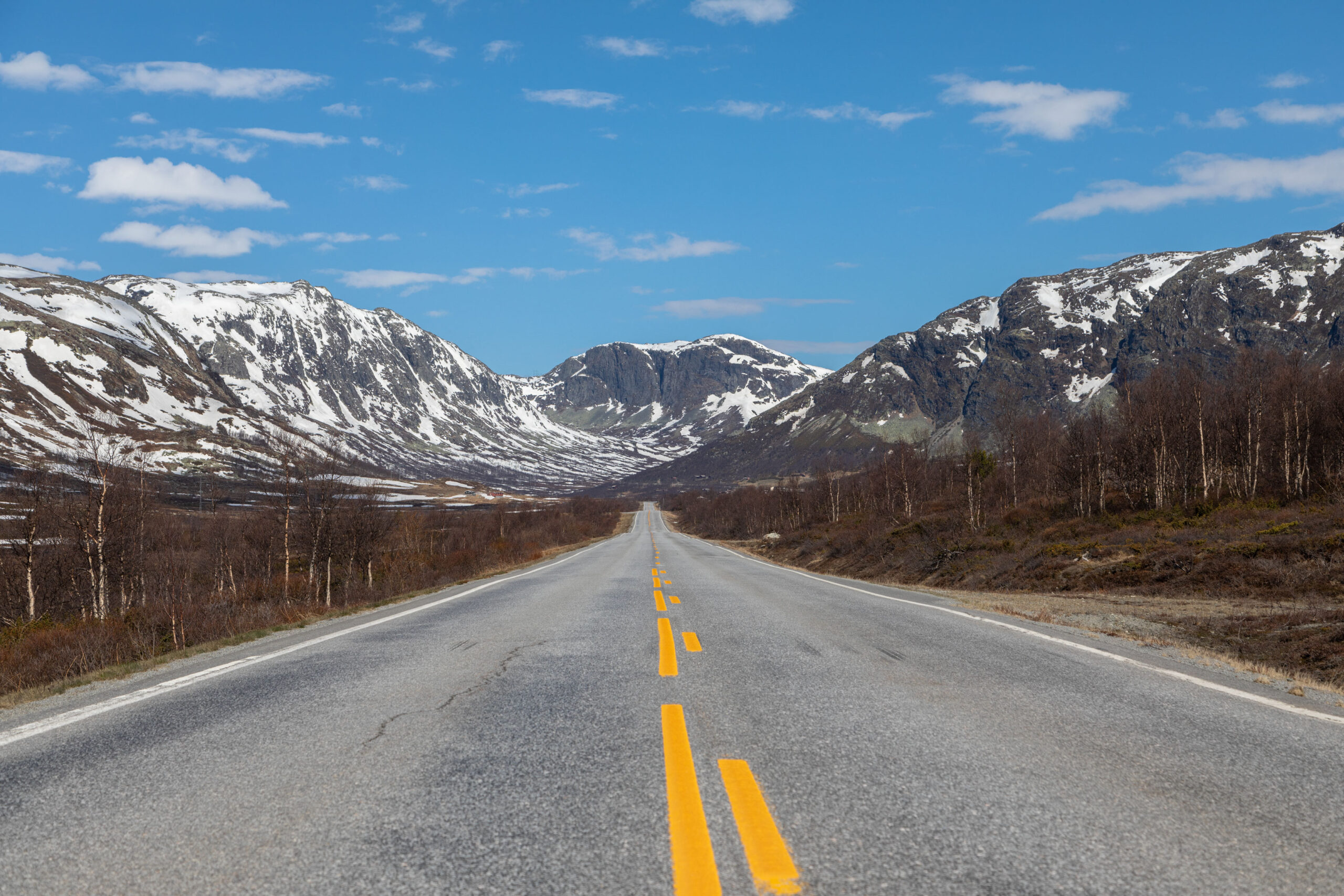 eine einsame Starße im Hochland von Norwegen