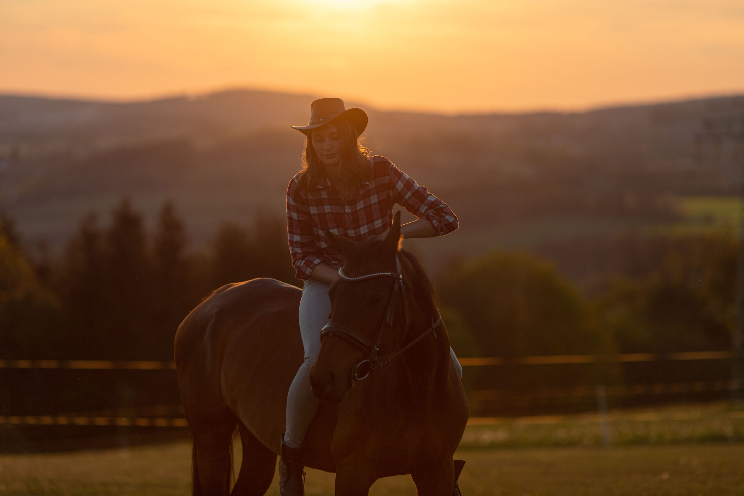 Cowgirls auf dem Pferd