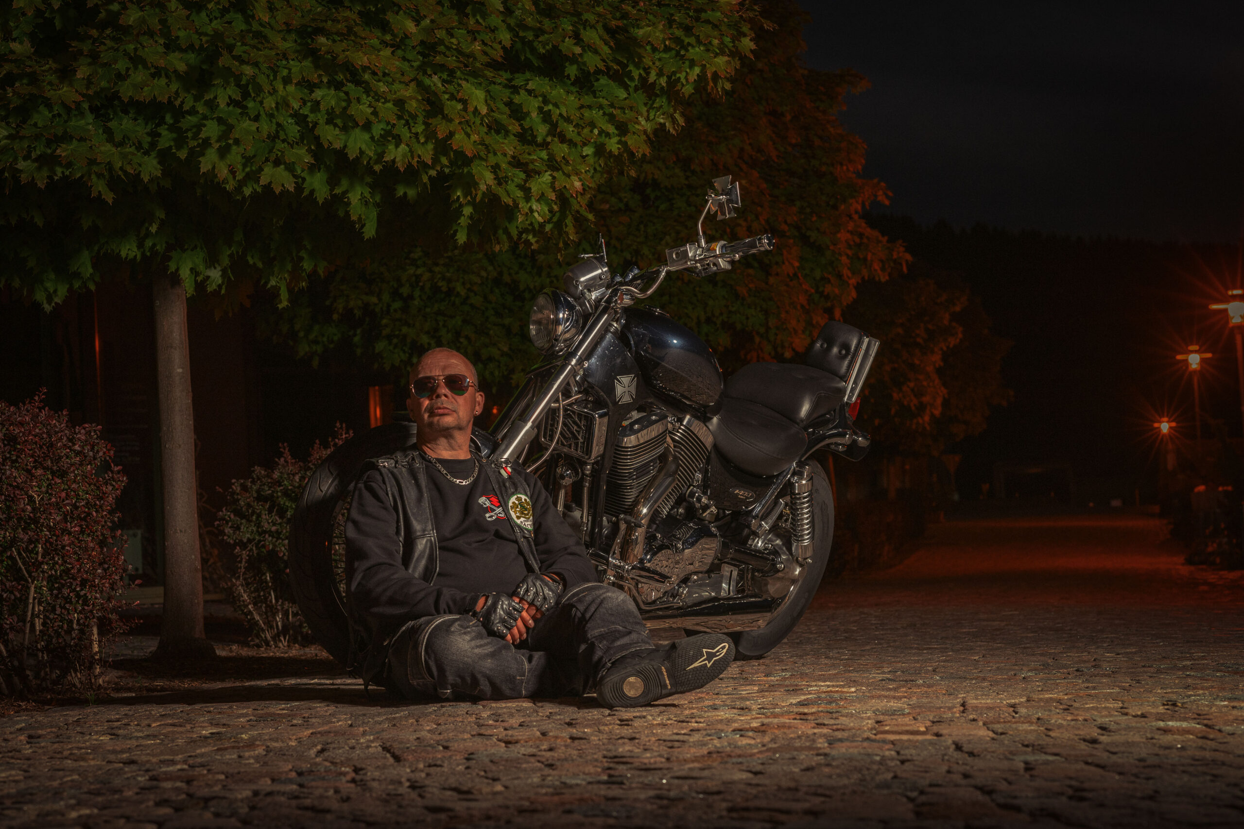 Cooler Biker, Nachtshooting Biker, Chopper mit Biker, Portraitfotografie, Portraitfotografie im Erzgebirge, Fotoshooting Erzgebirge, Fotoshooting in Thermalbad-Wiesenbad, Portraitshooting Annaberg-Buchholz und Umgebung