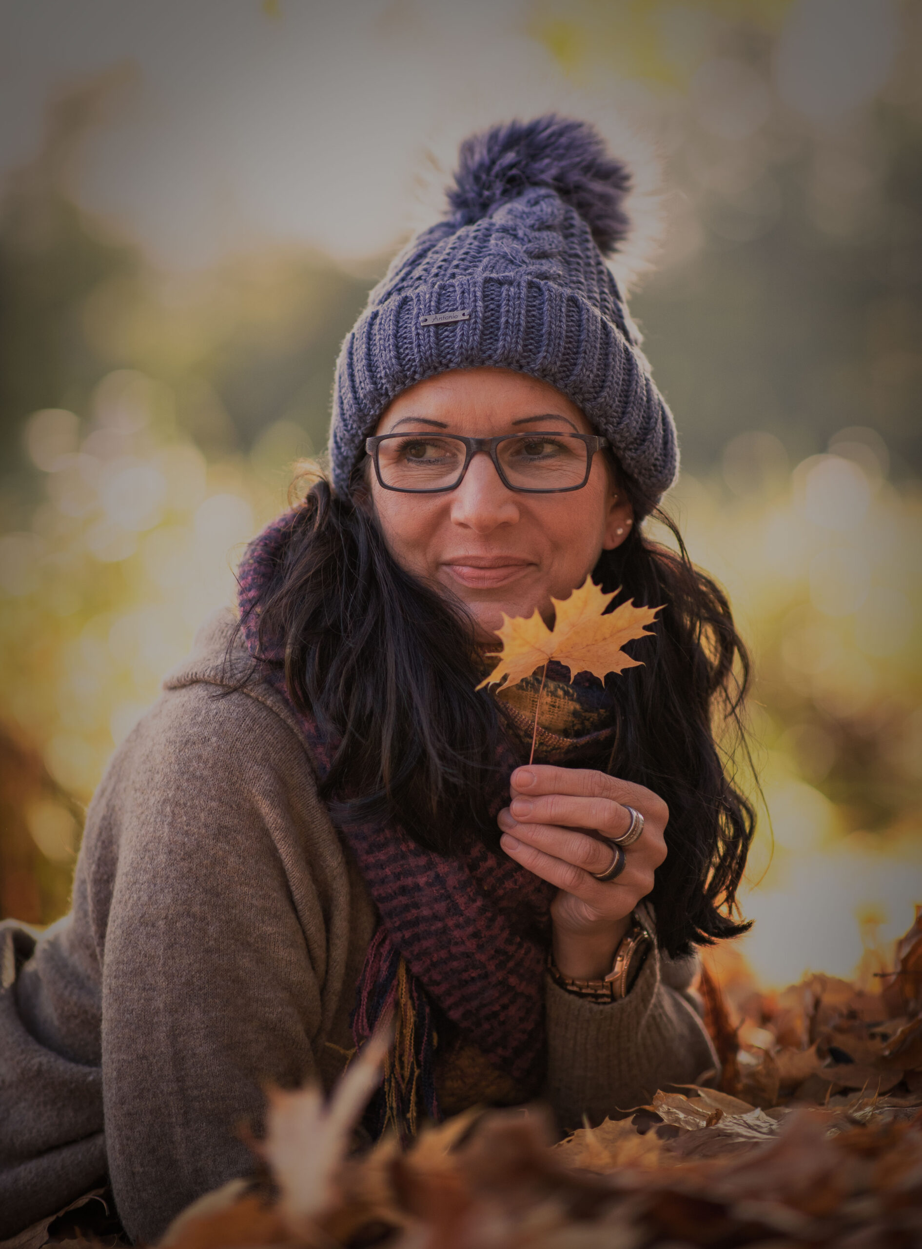 Frau im Herbstlaub, Portraitfotografie, Portraitfotografie im Erzgebirge, Fotoshooting Erzgebirge, Fotoshooting in Thermalbad-Wiesenbad, Portraitshooting Annaberg-Buchholz und Umgebung, Portraitshooting am Weberteich in Schönfeld