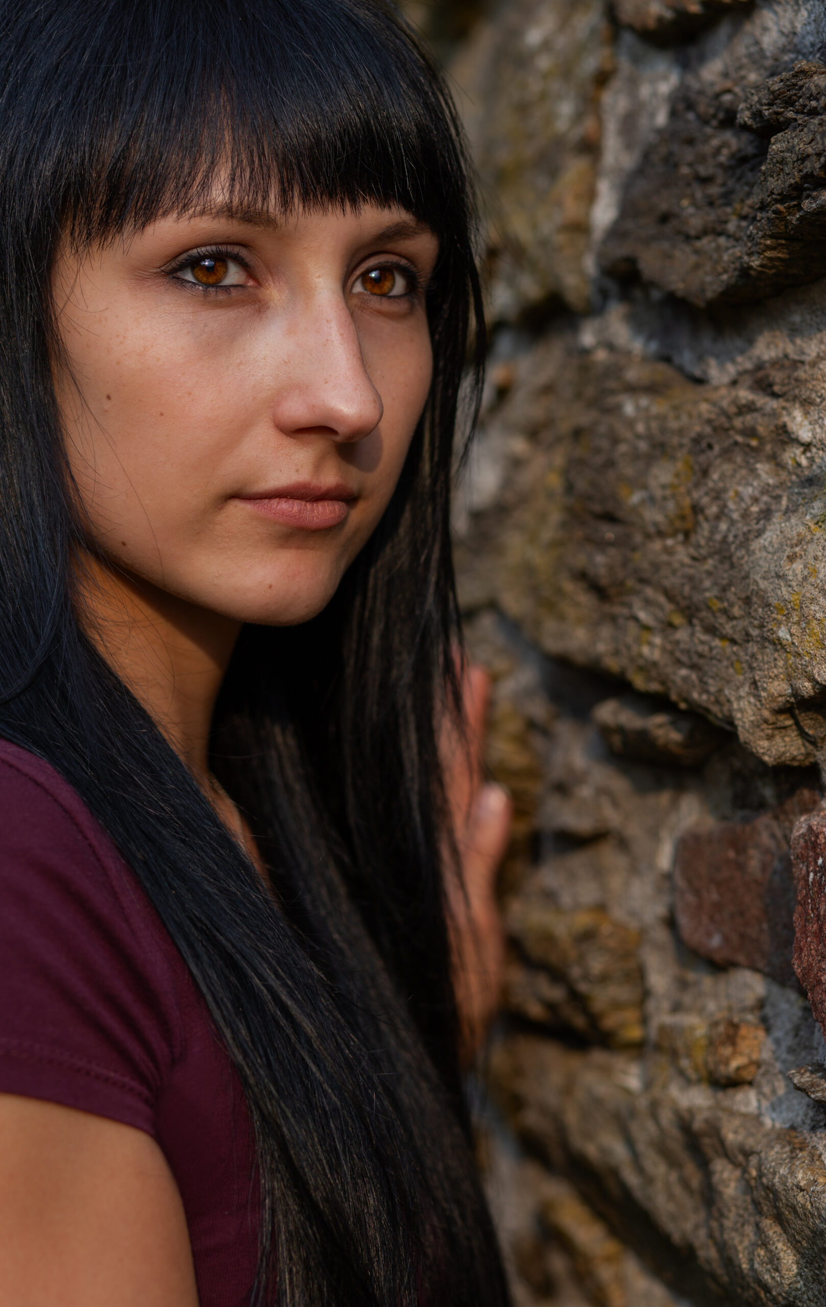 Junge Frau portraitiert auf der Schreckenbergruine, Portraitfotografie, Portraitfotografie im Erzgebirge, Fotoshooting Erzgebirge, Fotoshooting in Thermalbad-Wiesenbad, Portraitshooting Annaberg-Buchholz und Umgebung