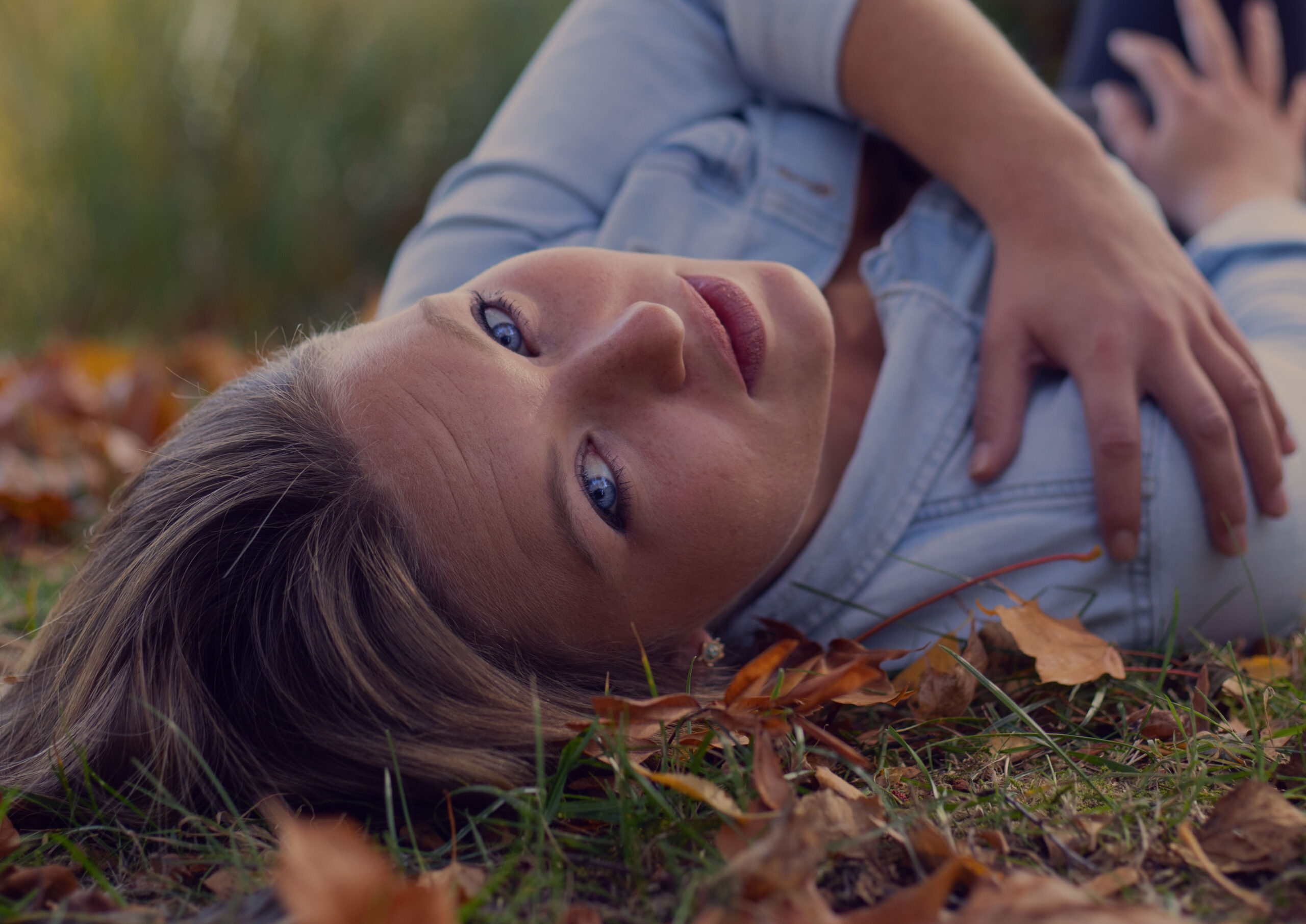 Portrait einer jungen Frau im Herbstlaub liegend, Fotoshooting im Erzgebirge, Fotoshooting Erzgebirge, Fotoshooting in Thermalbad-Wiesenbad, Fotoshooting in Annaberg-Buchholz und Umgebung, Fotoshooting am Weberteich in Schönfeld