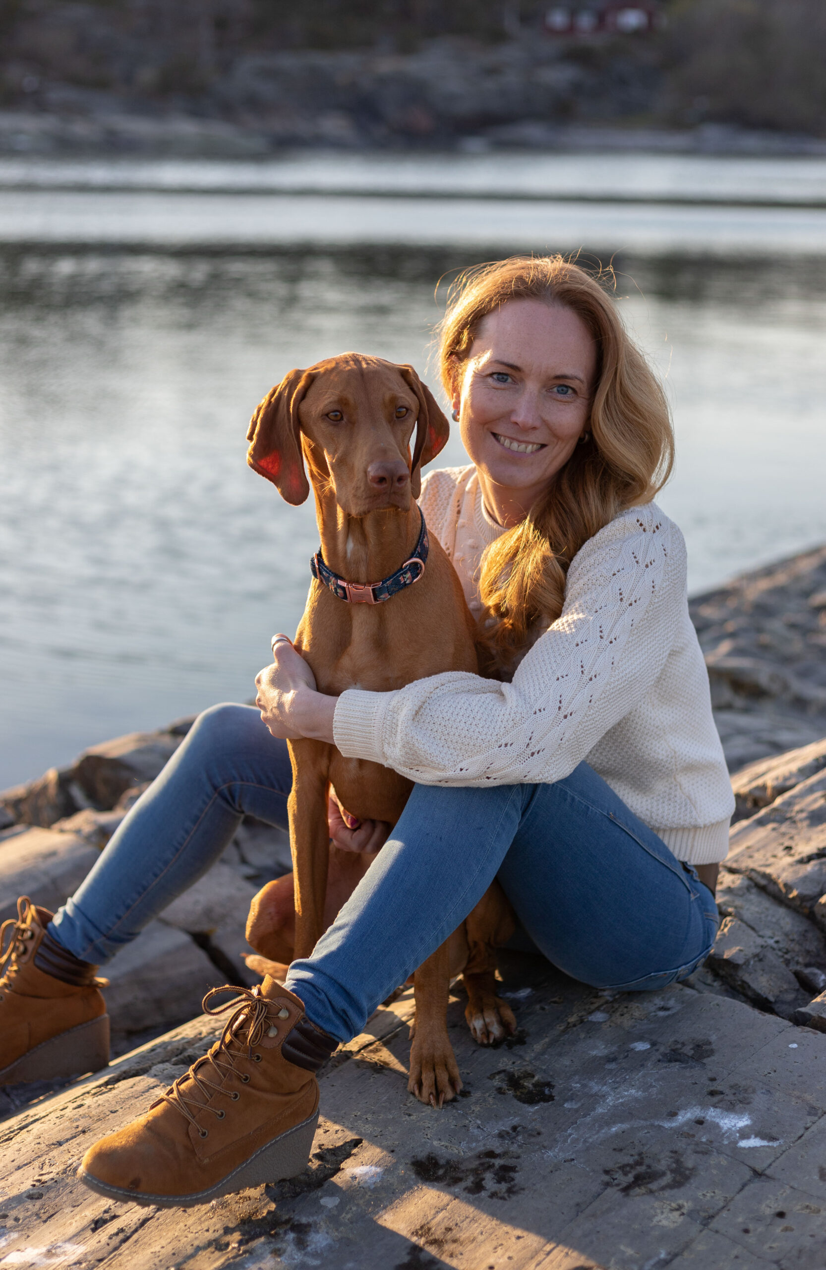 Frau und Hund sitzen am Wasser, Portraitfotografie im Erzgebirge, Hunde und Pferdeshooting im Erzgebirge.