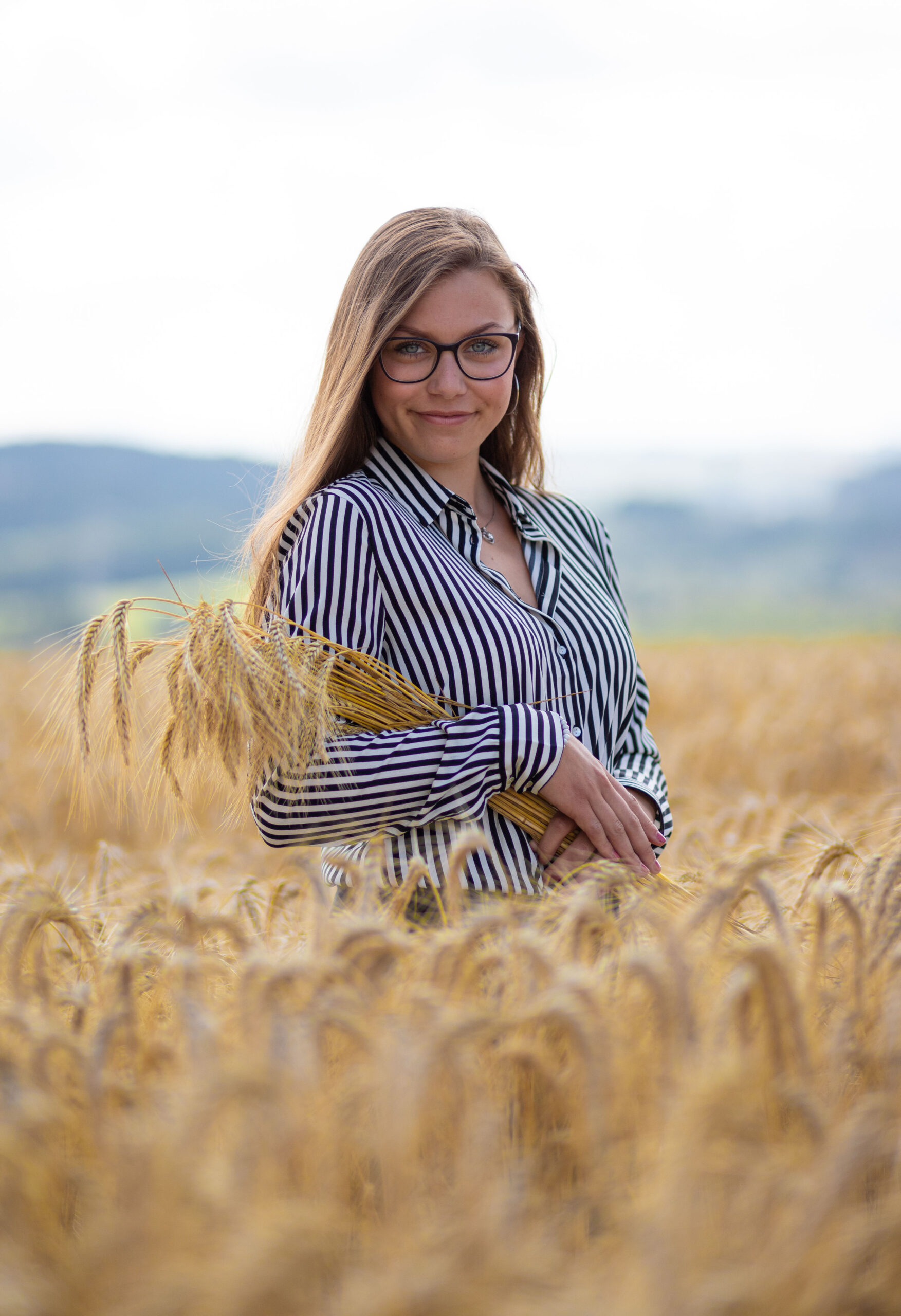 Portrait im Kornfeld, Outdoorshooting in Thermalbad-Wiesenbad, Junge Frau im Kornfeld, Portraitshooting in Annaberg-Buchholz und Umgebung