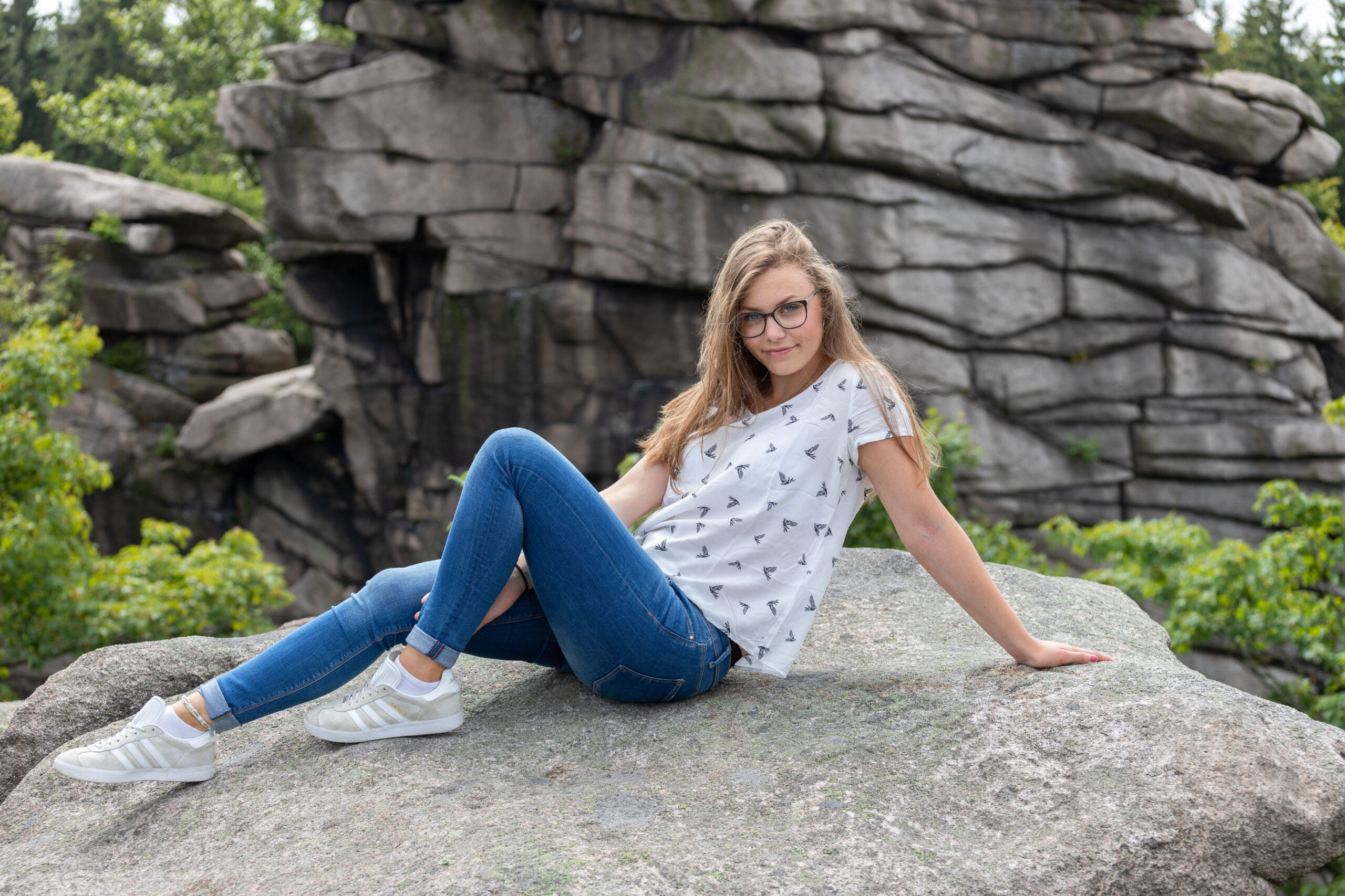 Junge Frau vor den Greifensteinen, Fotoshooting Greifensteine, Outdoorshooting, Shooting im Erzgebirge, Portraits in der Natur