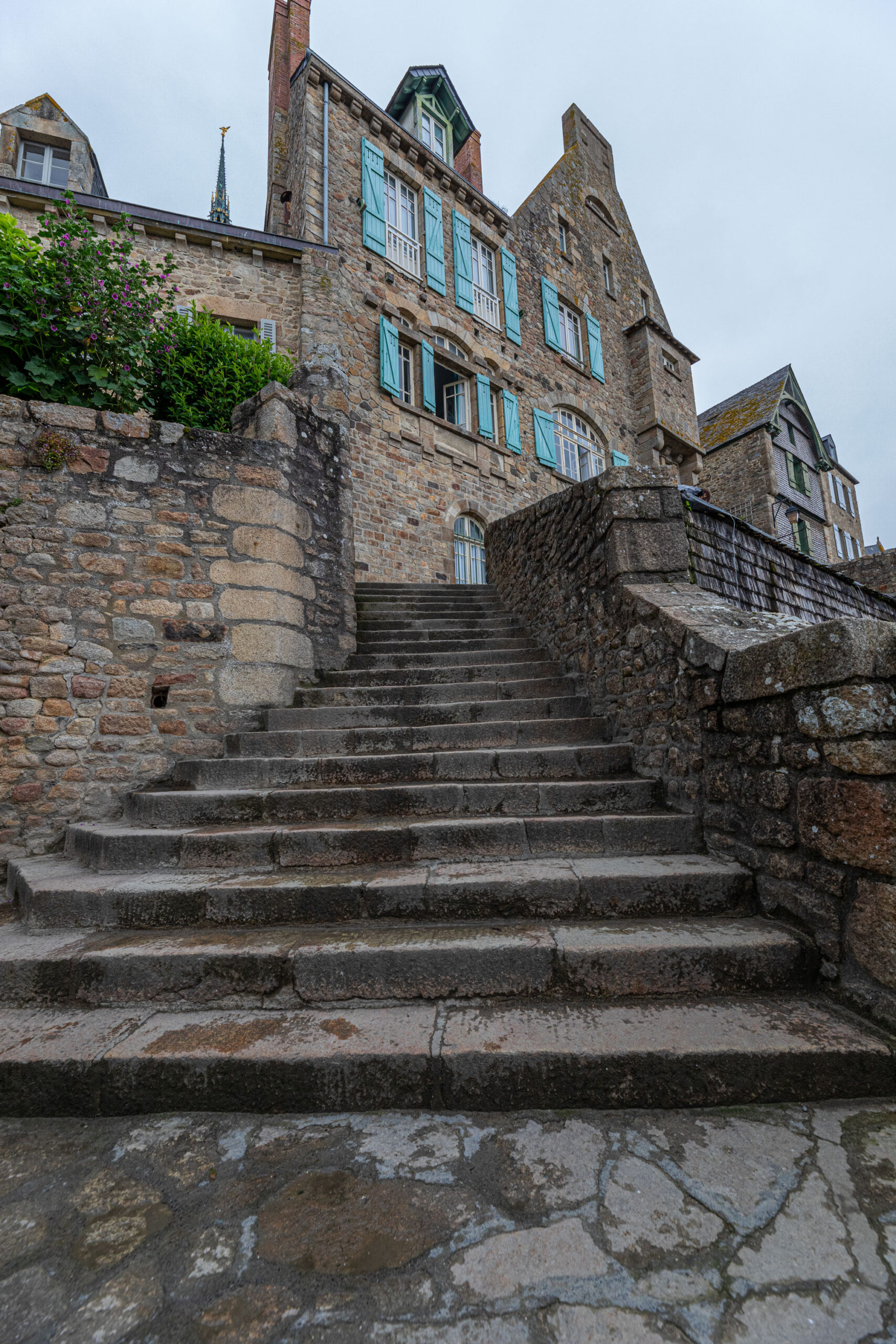 Im Inneren des Le Mont-Saint-Michel finden sich die für Frankreich typischen alten Steinhäuser