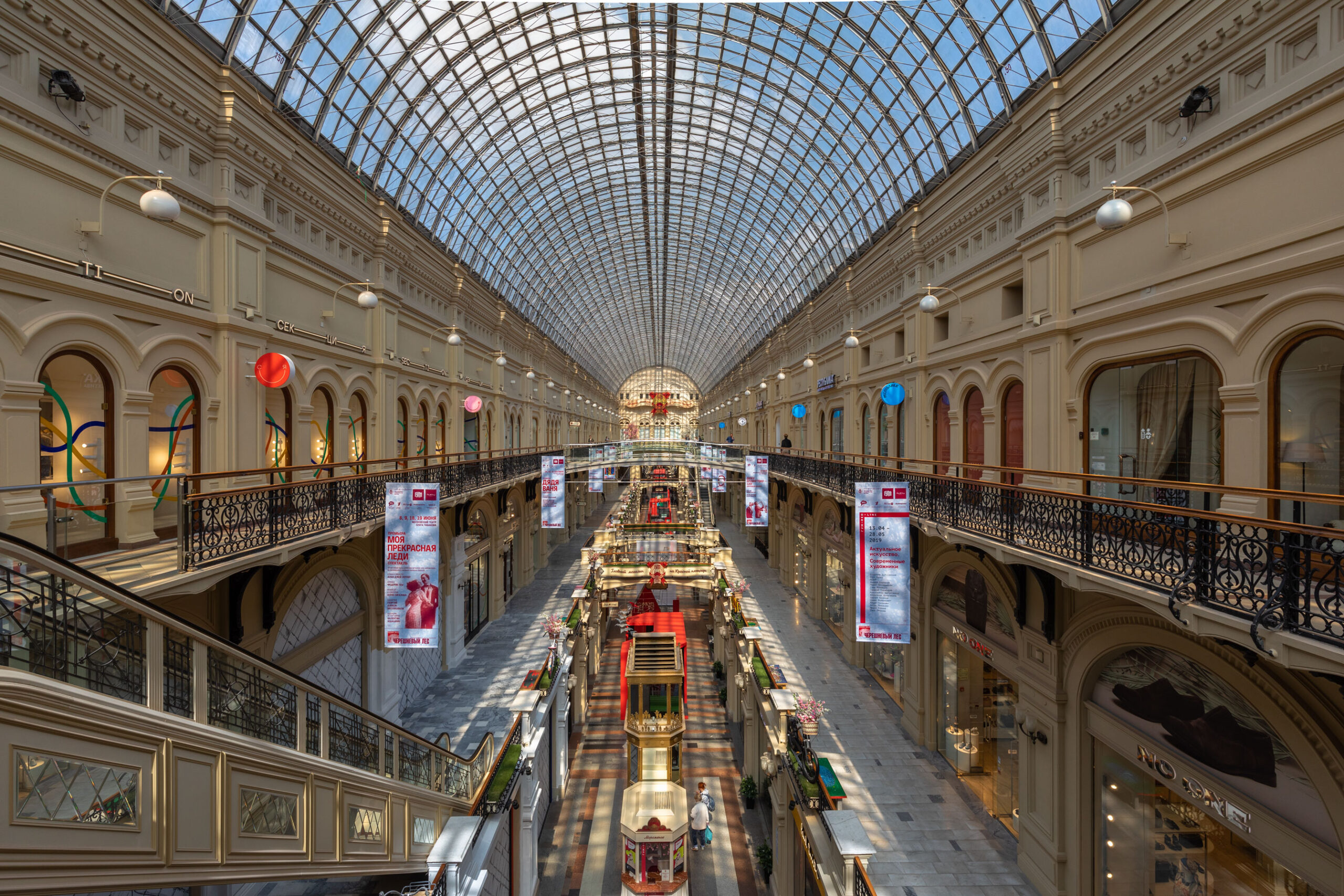 Das riesige Kaufhaus GUM auf dem Roten Platz in Moskau besitzt eine Fläche von 75000 Quadratmetern